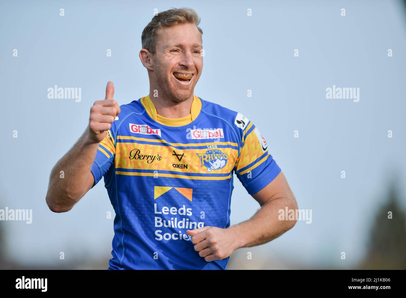 Leeds, England - 26.. März 2022 - Matt Prior (10) von Leeds Rhinos würdigt Fans. Rugby League Betfred Challenge Cup Leeds Rhinos vs Castleford Tigers im Headingley Stadium, Leeds, Großbritannien Dean Williams Stockfoto