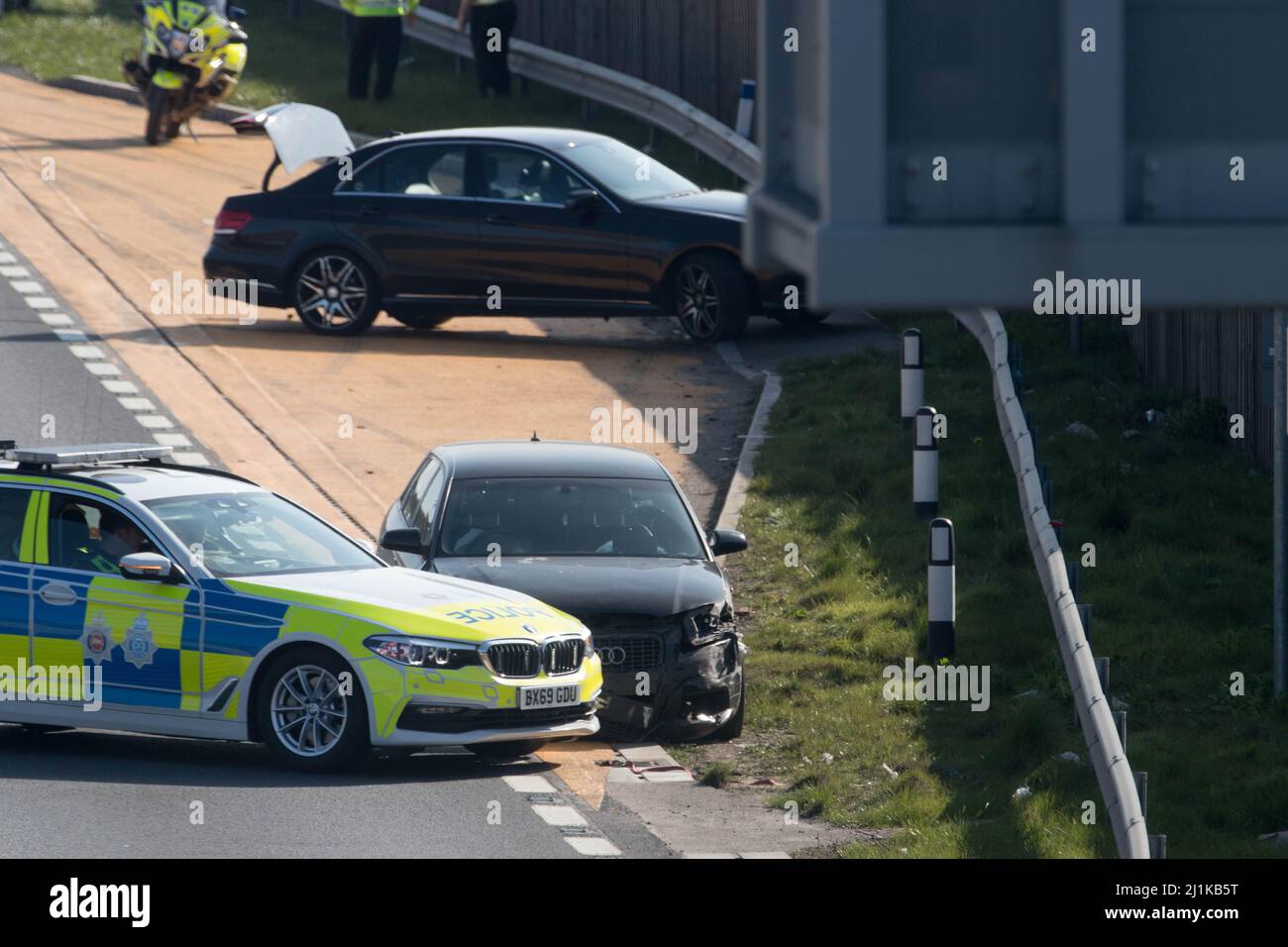 Die Polizei appelliert nach einer fünf-Auto-Kollision auf dem M23 in der Nähe von Patcham kurz nach dem 11:05am. März (26. März) an Zeugen. Die Beamten reagierten auf einen ANPR-Treffer (Automated Number Plate Recognition) auf einen schwarzen Audi, der am M23 mit übermäßiger Geschwindigkeit in Richtung Norden unterwegs war. Dies führte zu einer Kollision mit fünf Autos auf der Autobahn, darunter zwei Polizeiautos, die nicht Teil der Verfolgung waren. Drei Personen, darunter zwei Polizisten, wurden durch die Kollision verletzt. Die 9. Kreuzung der M23 bleibt geschlossen. Es ist noch nicht klar, wann die Straße wieder geöffnet und gefahren wird Stockfoto