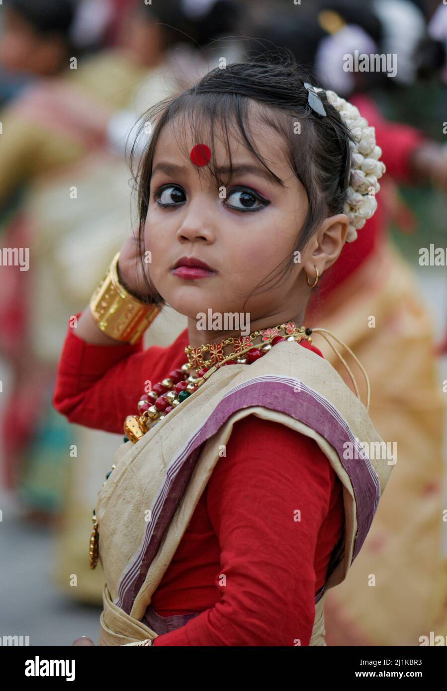 26. März 2022: Ein Mädchen nahm am Samstag, 26. März 2022, an einem traditionellen Bihu Dance Workshop im Vorfeld des Rongali Bihu Festivals in Guwahati, Assam, Indien, Teil. Bohag Bihu oder Rongoli Bihu ist eines der wichtigsten und bedeutendsten Feste, die von den Assamesen gefeiert wird. (Bild: © David Talukdar/ZUMA Press Wire) Stockfoto