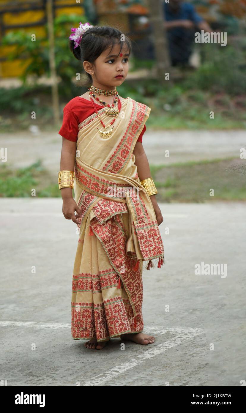 26. März 2022: Ein Mädchen nahm am Samstag, 26. März 2022, an einem traditionellen Bihu Dance Workshop im Vorfeld des Rongali Bihu Festivals in Guwahati, Assam, Indien, Teil. Bohag Bihu oder Rongoli Bihu ist eines der wichtigsten und bedeutendsten Feste, die von den Assamesen gefeiert wird. (Bild: © David Talukdar/ZUMA Press Wire) Stockfoto