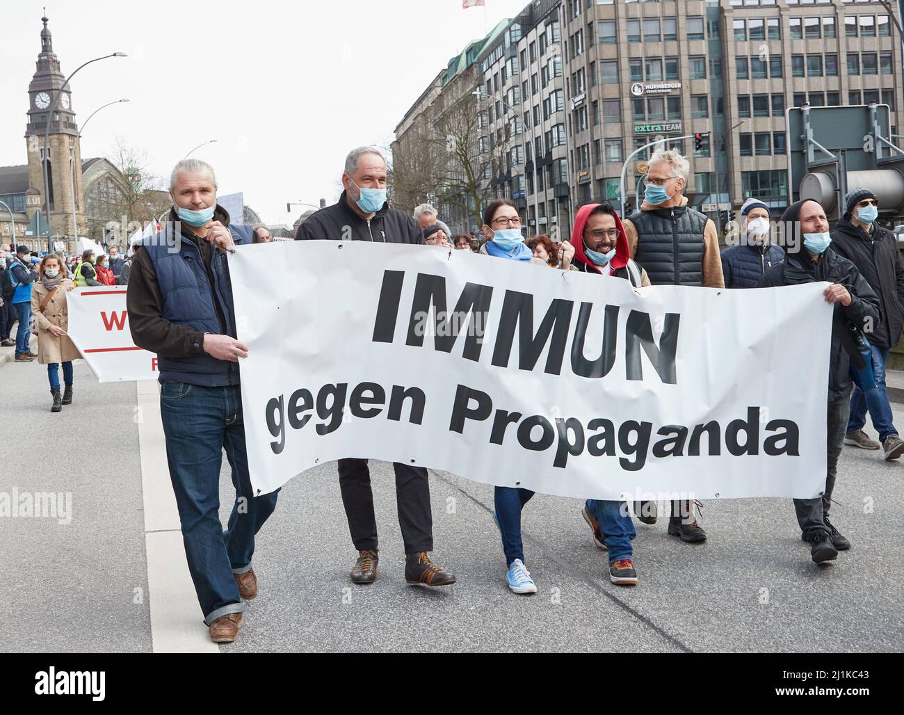 Hamburg, Deutschland. 26. März 2022. Die Teilnehmer der Demonstration „Wir schützen die Verfassung! Sofortiges Ende des Ausnahmezustands und aller Pandemiemaßnahmen. Wiederherstellung der Grund- und Menschenrechte für alle.“ Halten Sie am Glockengießerwall ein Transparent mit der Aufschrift: „Immun gegen Propaganda“. Die Demonstration wurde von der Vereinigung UMEHR angekündigt, die vom Amt für Verfassungsschutz als verfassungswidrig eingestuft und unter Beobachtung steht. Quelle: Georg Wendt/dpa/Alamy Live News Stockfoto