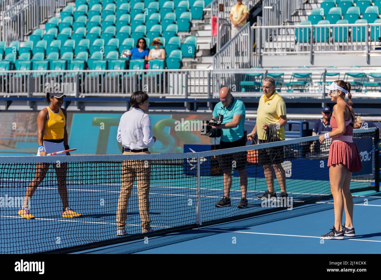 Miami Gardens, FL, USA. 26.. März 2022. B. Bencic (SUI) vs H. Watson (GBR) während des World Tennis Turniers bei den Miami Open 2022 powered by Itau. Score: 6-4, 6-1. Gewinner: B. Bencic (SUI). Kredit: Yaroslav Sabitov/YES Market Media/Alamy Live Nachrichten. Stockfoto