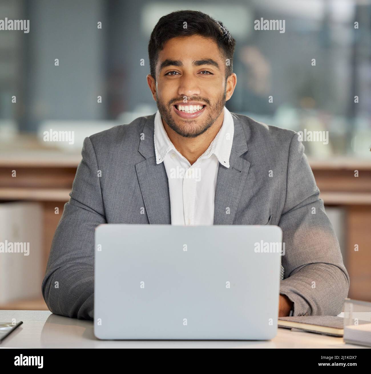 Glauben Sie mir, Sie haben keine Marke wie unsere gesehen. Aufnahme eines jungen Geschäftsmannes, der in einem modernen Büro einen Laptop benutzt. Stockfoto