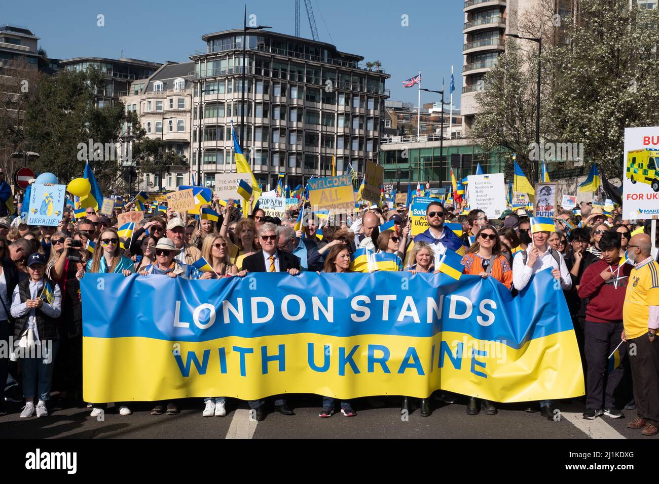 London, Großbritannien. 26h März 2022. Ukrainer und Anhänger marschieren von der Park Lane zum Trafalgar Square, während russische Truppen Regionen der Ukraine angreifen und besetzen. Demonstranten fordern ein Ende des Krieges und Boris Johnson verhängt Sanktionen gegen Russland, einige vergleichen Putin mit Hitler. Quelle: Joao Daniel Pereira Stockfoto