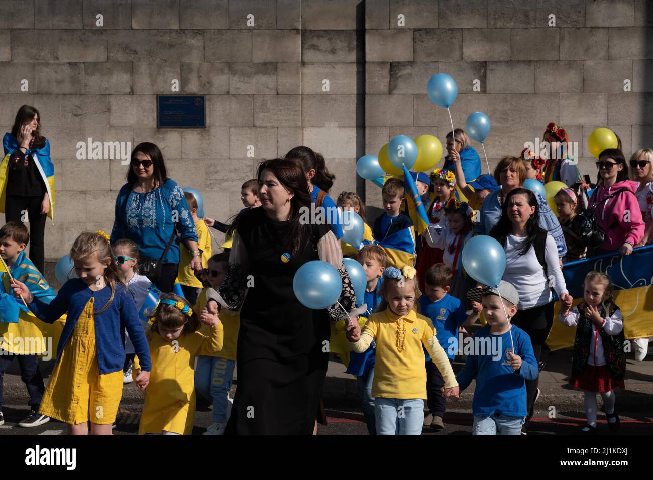 London, Großbritannien. 26h März 2022. Ukrainer und Anhänger marschieren von der Park Lane zum Trafalgar Square, während russische Truppen Regionen der Ukraine angreifen und besetzen. Demonstranten fordern ein Ende des Krieges und Boris Johnson verhängt Sanktionen gegen Russland, einige vergleichen Putin mit Hitler. Quelle: Joao Daniel Pereira Stockfoto