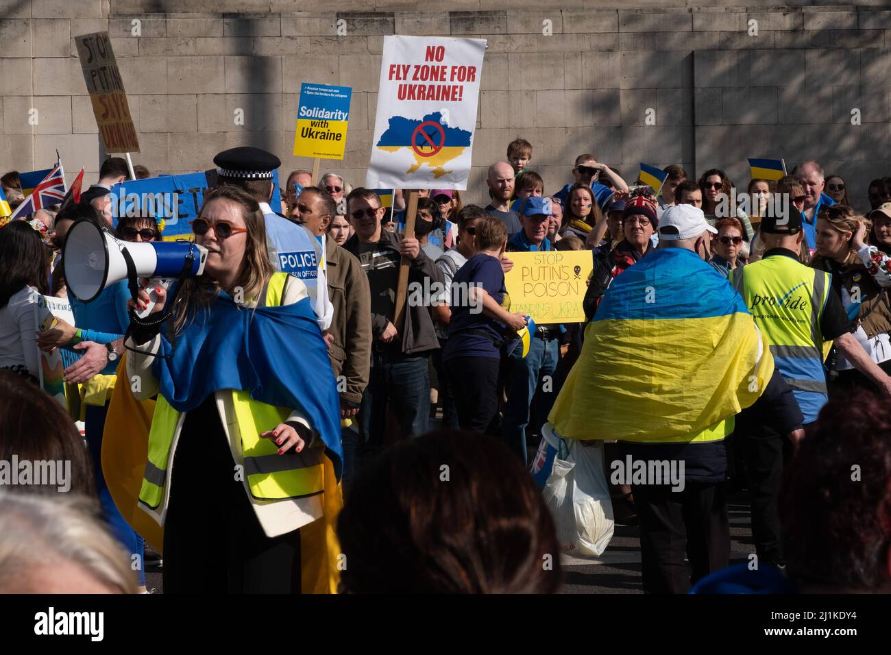 London, Großbritannien. 26h März 2022. Ukrainer und Anhänger marschieren von der Park Lane zum Trafalgar Square, während russische Truppen Regionen der Ukraine angreifen und besetzen. Demonstranten fordern ein Ende des Krieges und Boris Johnson verhängt Sanktionen gegen Russland, einige vergleichen Putin mit Hitler. Quelle: Joao Daniel Pereira Stockfoto