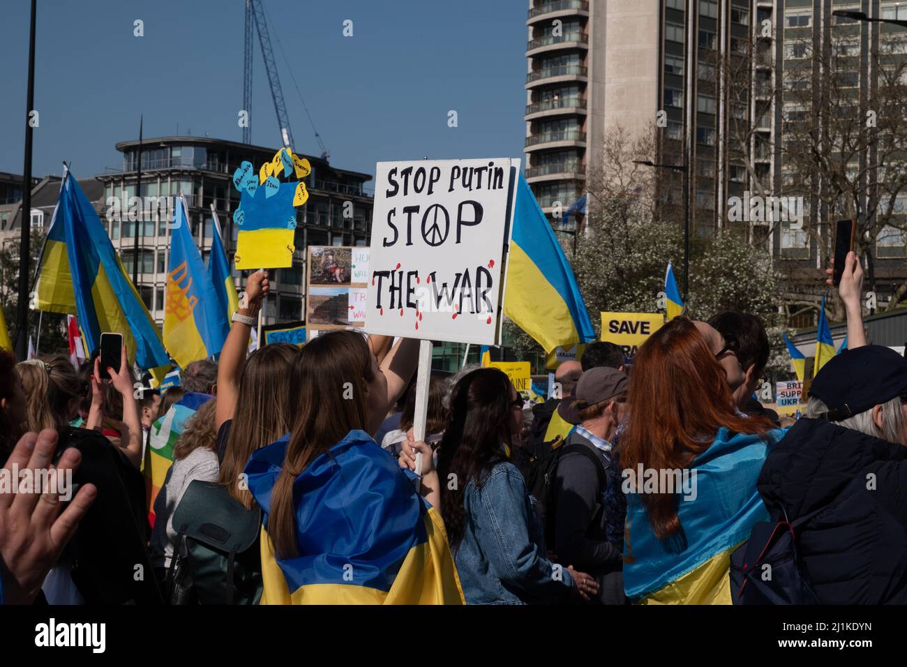 London, Großbritannien. 26h März 2022. Ukrainer und Anhänger marschieren von der Park Lane zum Trafalgar Square, während russische Truppen Regionen der Ukraine angreifen und besetzen. Demonstranten fordern ein Ende des Krieges und Boris Johnson verhängt Sanktionen gegen Russland, einige vergleichen Putin mit Hitler. Quelle: Joao Daniel Pereira Stockfoto