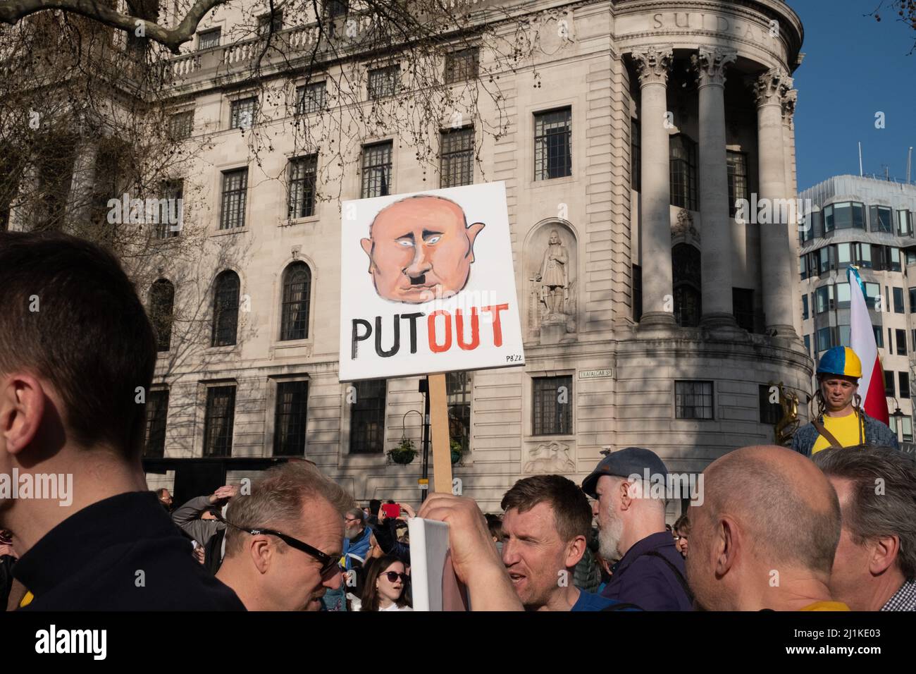 London, Großbritannien. 26h März 2022. Ukrainer und Anhänger marschieren von der Park Lane zum Trafalgar Square, während russische Truppen Regionen der Ukraine angreifen und besetzen. Demonstranten fordern ein Ende des Krieges und Boris Johnson verhängt Sanktionen gegen Russland, einige vergleichen Putin mit Hitler. Quelle: Joao Daniel Pereira Stockfoto