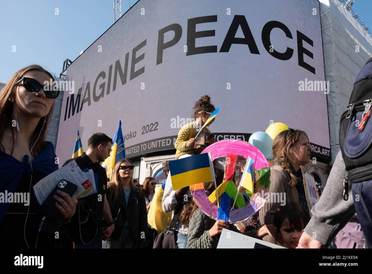 London, Großbritannien. 26h März 2022. Ukrainer und Anhänger marschieren von der Park Lane zum Trafalgar Square, während russische Truppen Regionen der Ukraine angreifen und besetzen. Demonstranten fordern ein Ende des Krieges und Boris Johnson verhängt Sanktionen gegen Russland, einige vergleichen Putin mit Hitler. Quelle: Joao Daniel Pereira Stockfoto