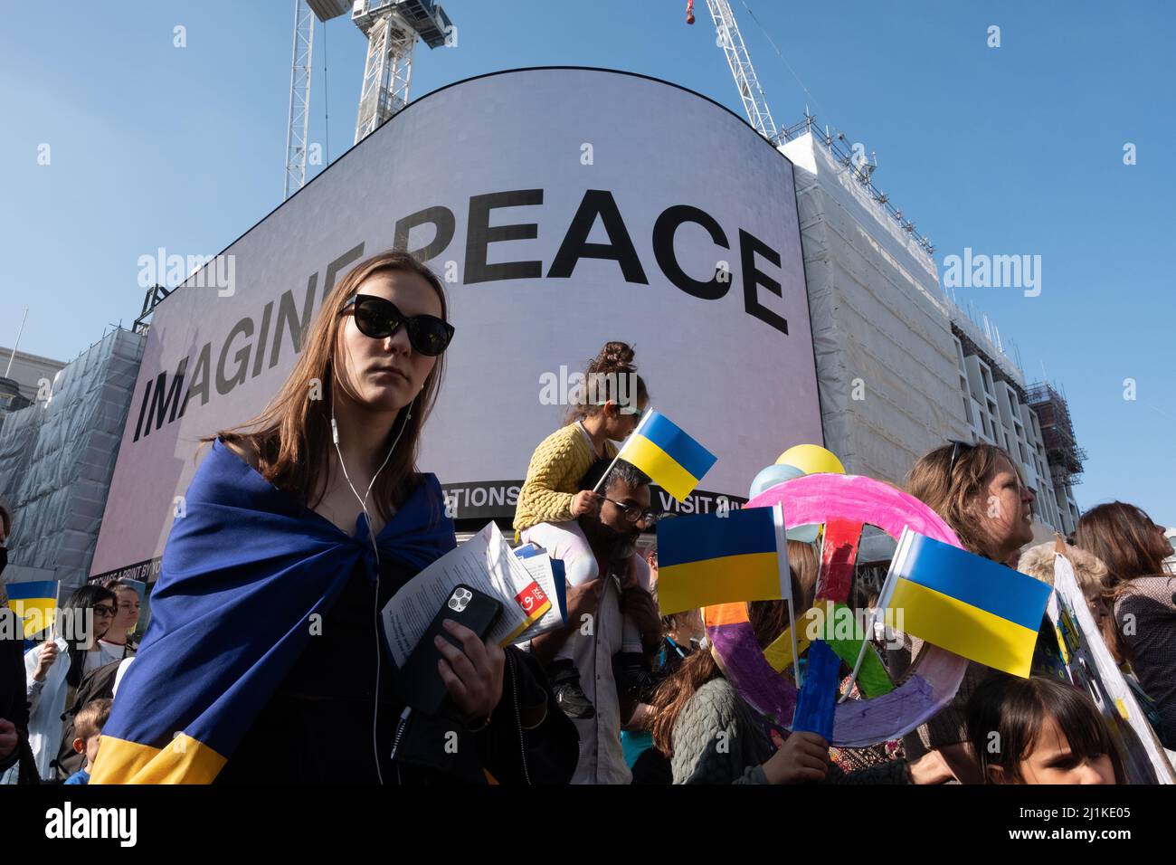 London, Großbritannien. 26h März 2022. Ukrainer und Anhänger marschieren von der Park Lane zum Trafalgar Square, während russische Truppen Regionen der Ukraine angreifen und besetzen. Demonstranten fordern ein Ende des Krieges und Boris Johnson verhängt Sanktionen gegen Russland, einige vergleichen Putin mit Hitler. Quelle: Joao Daniel Pereira Stockfoto