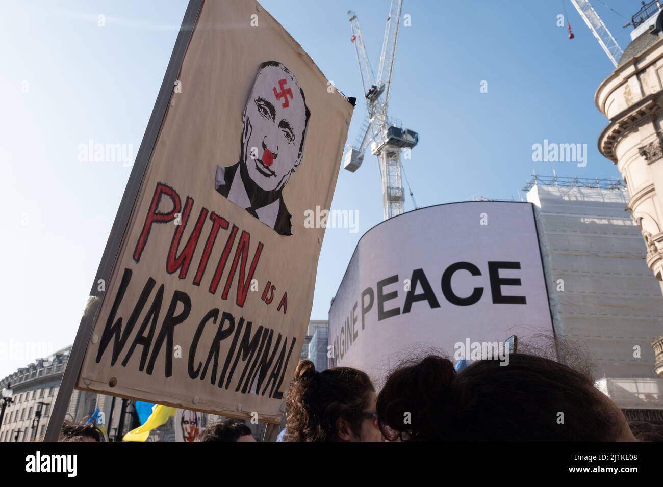 London, Großbritannien. 26h März 2022. Ukrainer und Anhänger marschieren von der Park Lane zum Trafalgar Square, während russische Truppen Regionen der Ukraine angreifen und besetzen. Demonstranten fordern ein Ende des Krieges und Boris Johnson verhängt Sanktionen gegen Russland, einige vergleichen Putin mit Hitler. Quelle: Joao Daniel Pereira Stockfoto