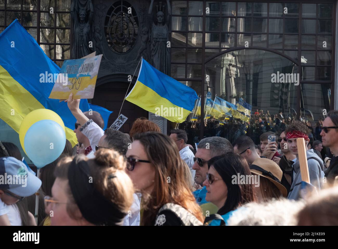 London, Großbritannien. 26h März 2022. Ukrainer und Anhänger marschieren von der Park Lane zum Trafalgar Square, während russische Truppen Regionen der Ukraine angreifen und besetzen. Demonstranten fordern ein Ende des Krieges und Boris Johnson verhängt Sanktionen gegen Russland, einige vergleichen Putin mit Hitler. Quelle: Joao Daniel Pereira Stockfoto