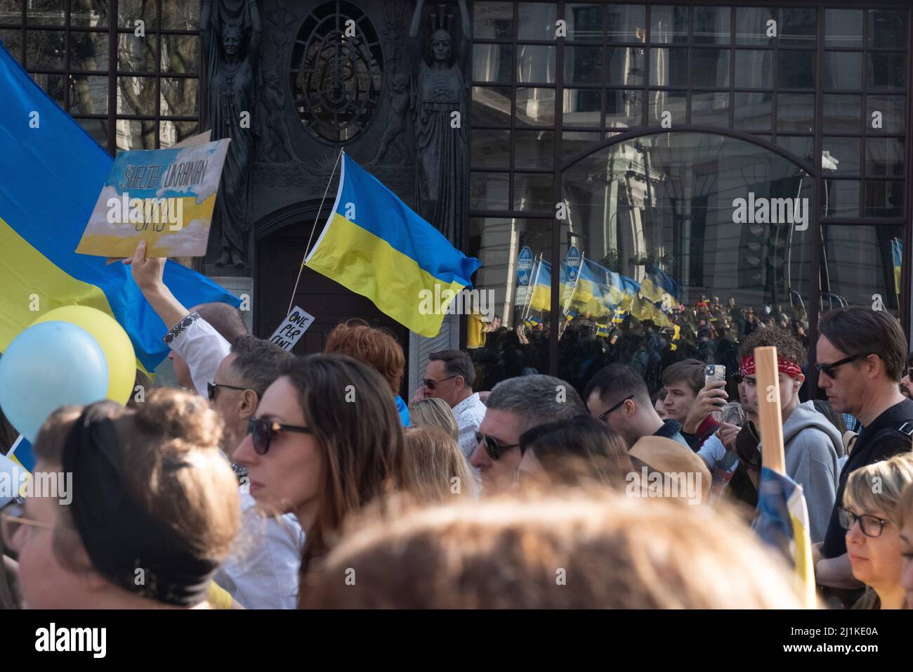 London, Großbritannien. 26h März 2022. Ukrainer und Anhänger marschieren von der Park Lane zum Trafalgar Square, während russische Truppen Regionen der Ukraine angreifen und besetzen. Demonstranten fordern ein Ende des Krieges und Boris Johnson verhängt Sanktionen gegen Russland, einige vergleichen Putin mit Hitler. Quelle: Joao Daniel Pereira Stockfoto