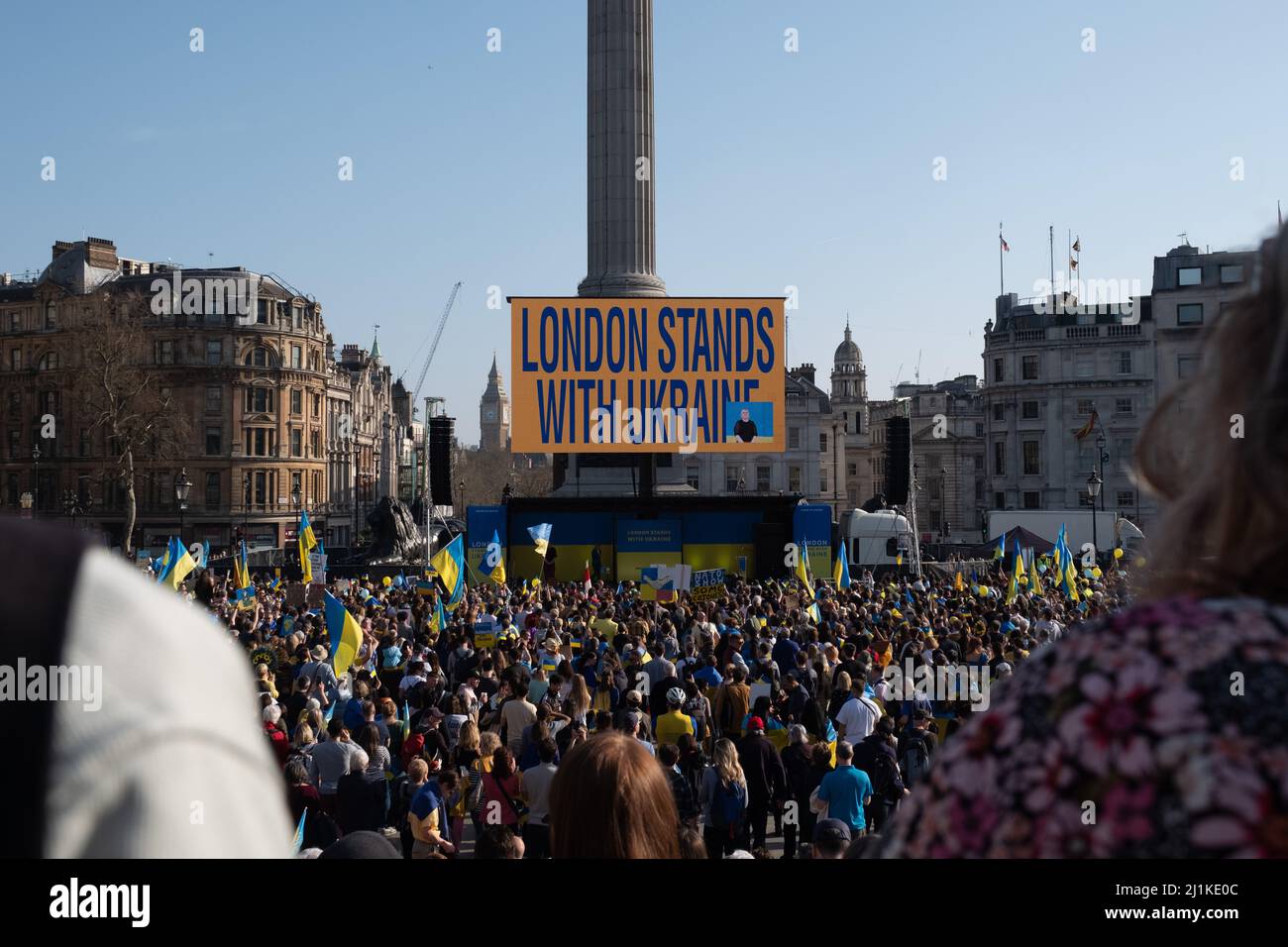 London, Großbritannien. 26h März 2022. Ukrainer und Anhänger marschieren von der Park Lane zum Trafalgar Square, während russische Truppen Regionen der Ukraine angreifen und besetzen. Demonstranten fordern ein Ende des Krieges und Boris Johnson verhängt Sanktionen gegen Russland, einige vergleichen Putin mit Hitler. Quelle: Joao Daniel Pereira Stockfoto
