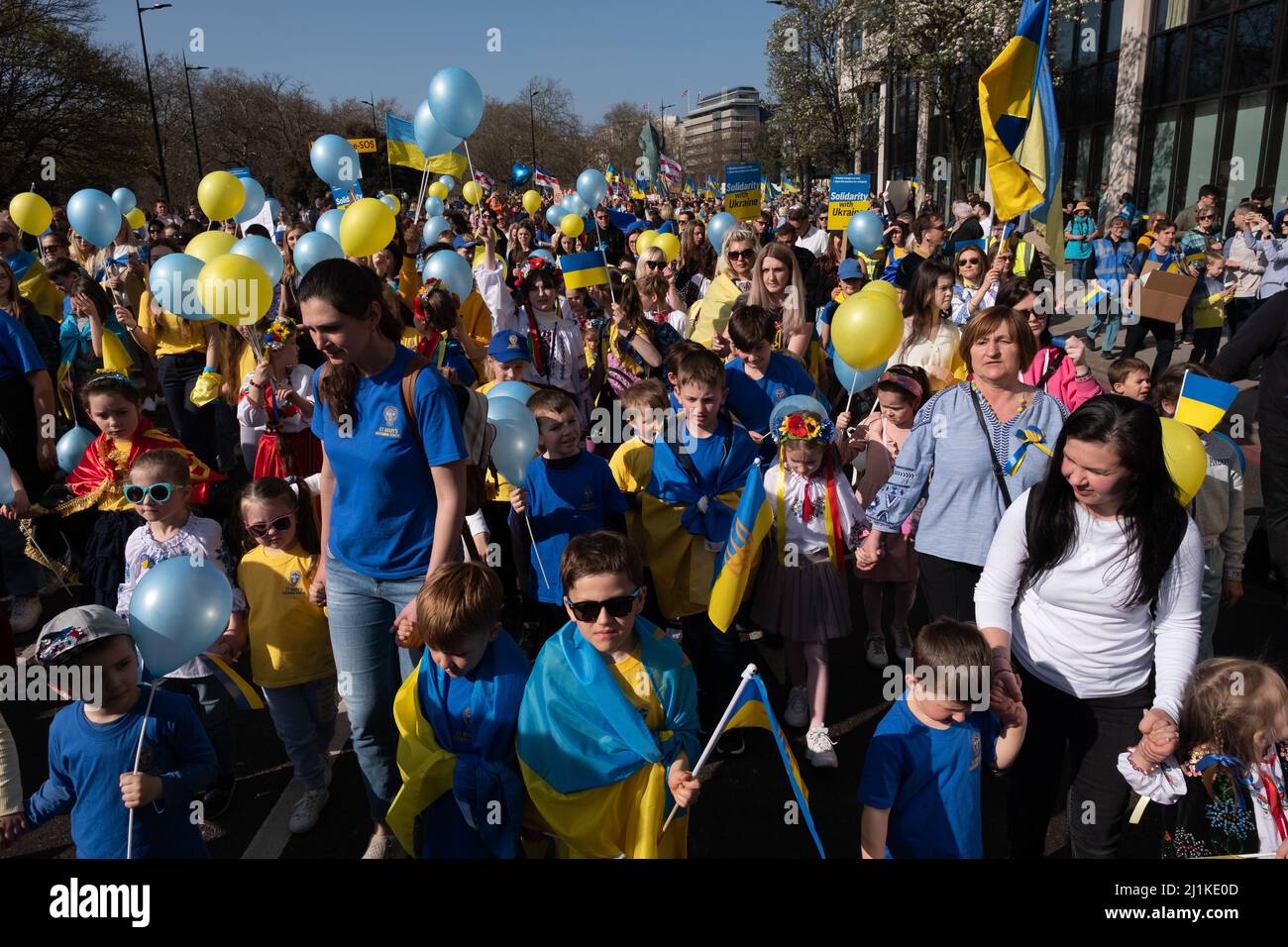 London, Großbritannien. 26h März 2022. Ukrainer und Anhänger marschieren von der Park Lane zum Trafalgar Square, während russische Truppen Regionen der Ukraine angreifen und besetzen. Demonstranten fordern ein Ende des Krieges und Boris Johnson verhängt Sanktionen gegen Russland, einige vergleichen Putin mit Hitler. Quelle: Joao Daniel Pereira Stockfoto
