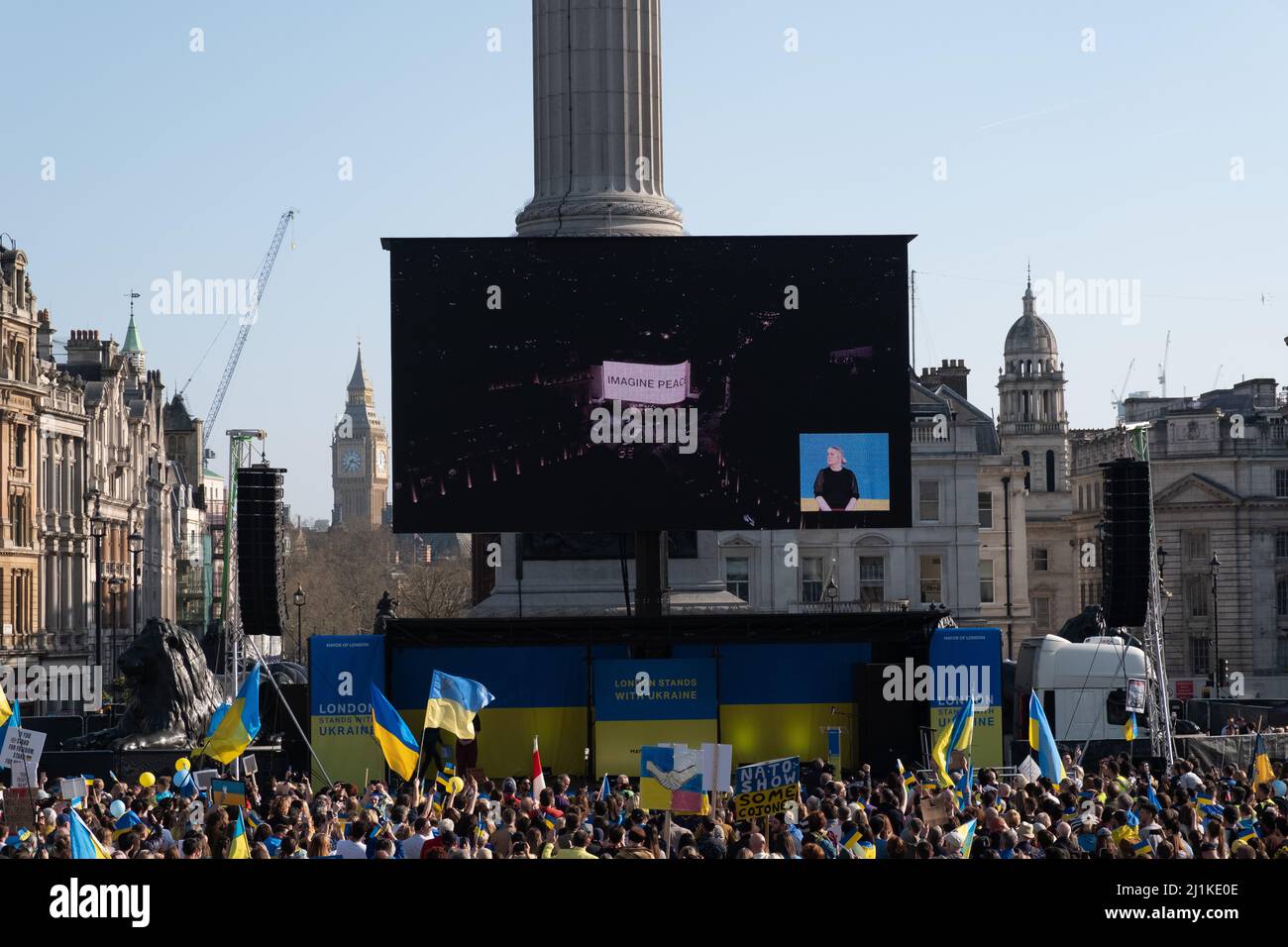 London, Großbritannien. 26h März 2022. Ukrainer und Anhänger marschieren von der Park Lane zum Trafalgar Square, während russische Truppen Regionen der Ukraine angreifen und besetzen. Demonstranten fordern ein Ende des Krieges und Boris Johnson verhängt Sanktionen gegen Russland, einige vergleichen Putin mit Hitler. Quelle: Joao Daniel Pereira Stockfoto