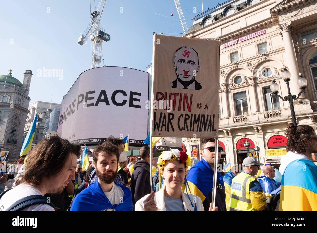 London, Großbritannien. 26h März 2022. Ukrainer und Anhänger marschieren von der Park Lane zum Trafalgar Square, während russische Truppen Regionen der Ukraine angreifen und besetzen. Demonstranten fordern ein Ende des Krieges und Boris Johnson verhängt Sanktionen gegen Russland, einige vergleichen Putin mit Hitler. Quelle: Joao Daniel Pereira Stockfoto