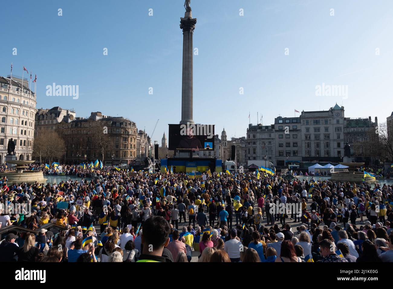 London, Großbritannien. 26h März 2022. Ukrainer und Anhänger marschieren von der Park Lane zum Trafalgar Square, während russische Truppen Regionen der Ukraine angreifen und besetzen. Demonstranten fordern ein Ende des Krieges und Boris Johnson verhängt Sanktionen gegen Russland, einige vergleichen Putin mit Hitler. Quelle: Joao Daniel Pereira Stockfoto