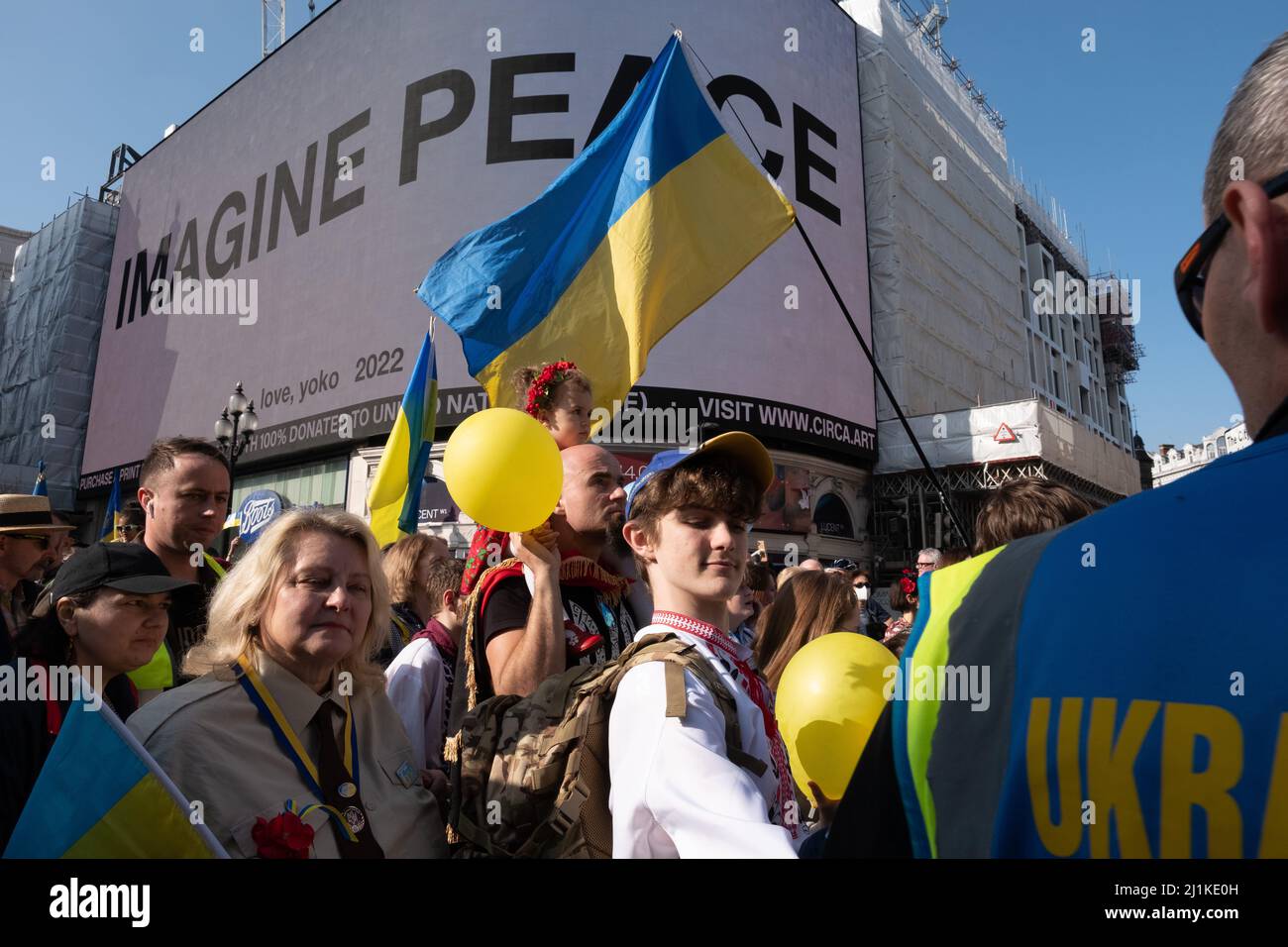 London, Großbritannien. 26h März 2022. Ukrainer und Anhänger marschieren von der Park Lane zum Trafalgar Square, während russische Truppen Regionen der Ukraine angreifen und besetzen. Demonstranten fordern ein Ende des Krieges und Boris Johnson verhängt Sanktionen gegen Russland, einige vergleichen Putin mit Hitler. Quelle: Joao Daniel Pereira Stockfoto