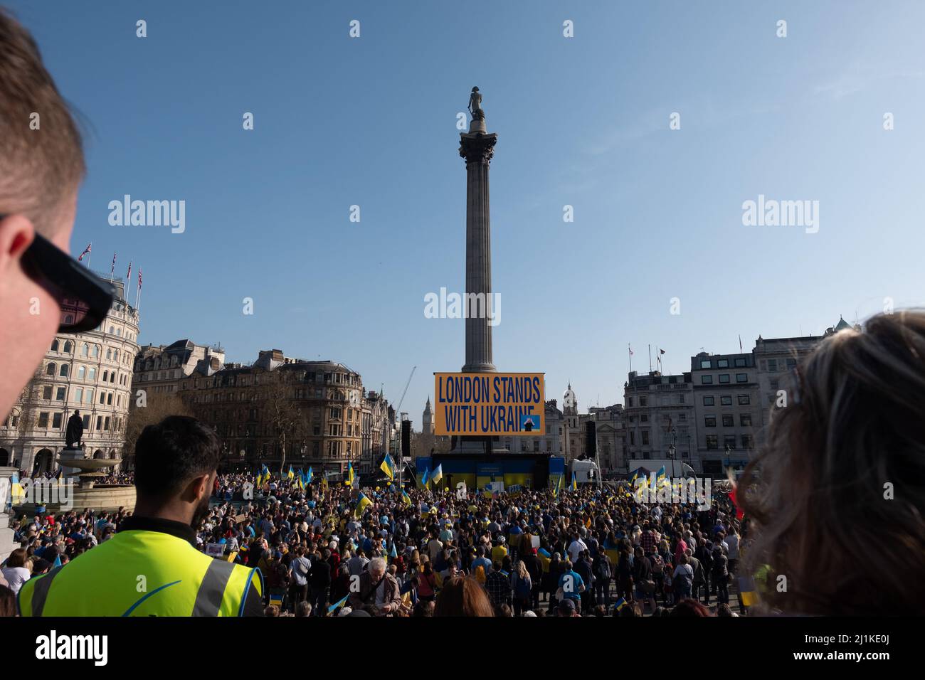 London, Großbritannien. 26h März 2022. Ukrainer und Anhänger marschieren von der Park Lane zum Trafalgar Square, während russische Truppen Regionen der Ukraine angreifen und besetzen. Demonstranten fordern ein Ende des Krieges und Boris Johnson verhängt Sanktionen gegen Russland, einige vergleichen Putin mit Hitler. Quelle: Joao Daniel Pereira Stockfoto
