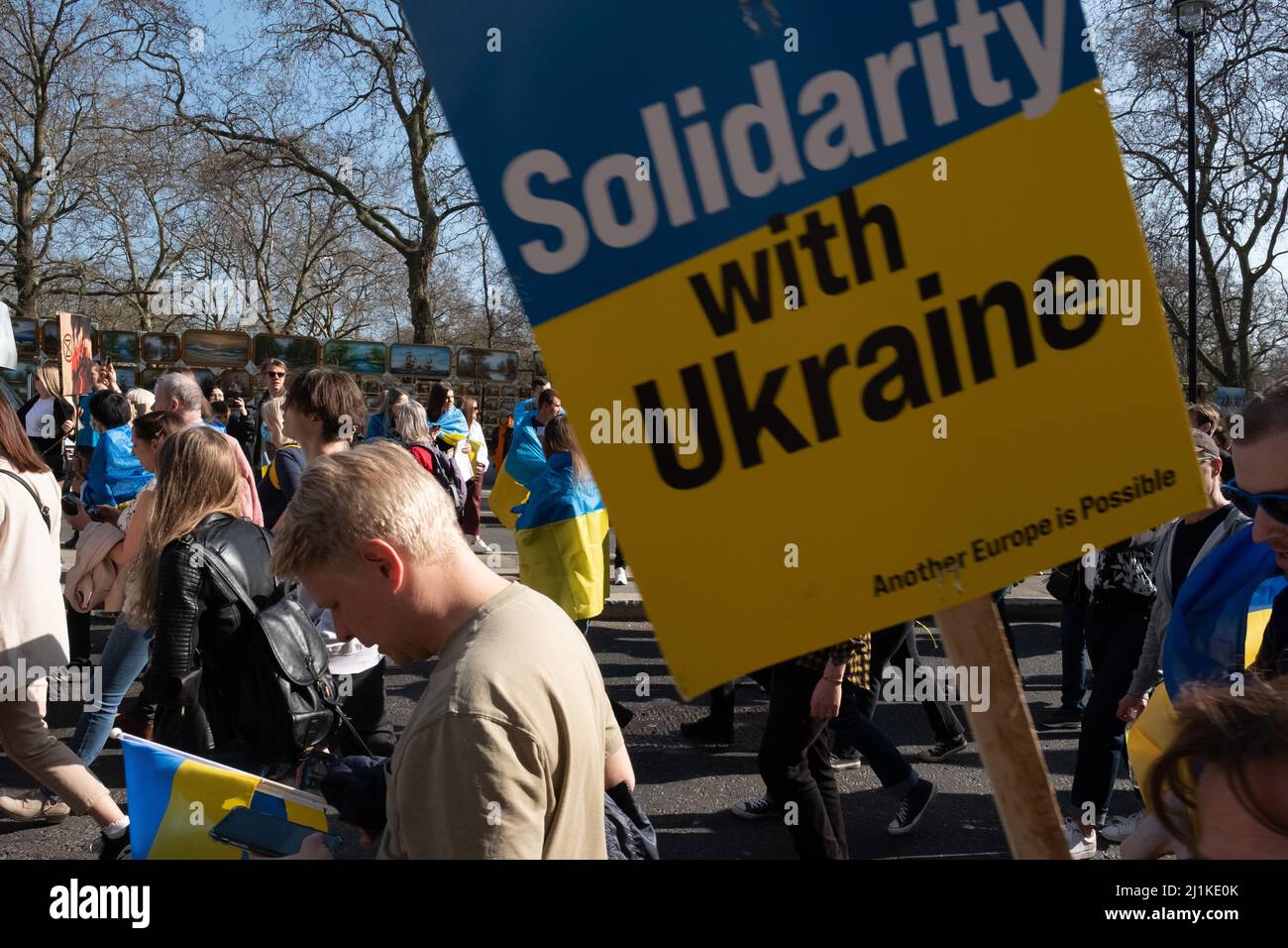London, Großbritannien. 26h März 2022. Ukrainer und Anhänger marschieren von der Park Lane zum Trafalgar Square, während russische Truppen Regionen der Ukraine angreifen und besetzen. Demonstranten fordern ein Ende des Krieges und Boris Johnson verhängt Sanktionen gegen Russland, einige vergleichen Putin mit Hitler. Quelle: Joao Daniel Pereira Stockfoto