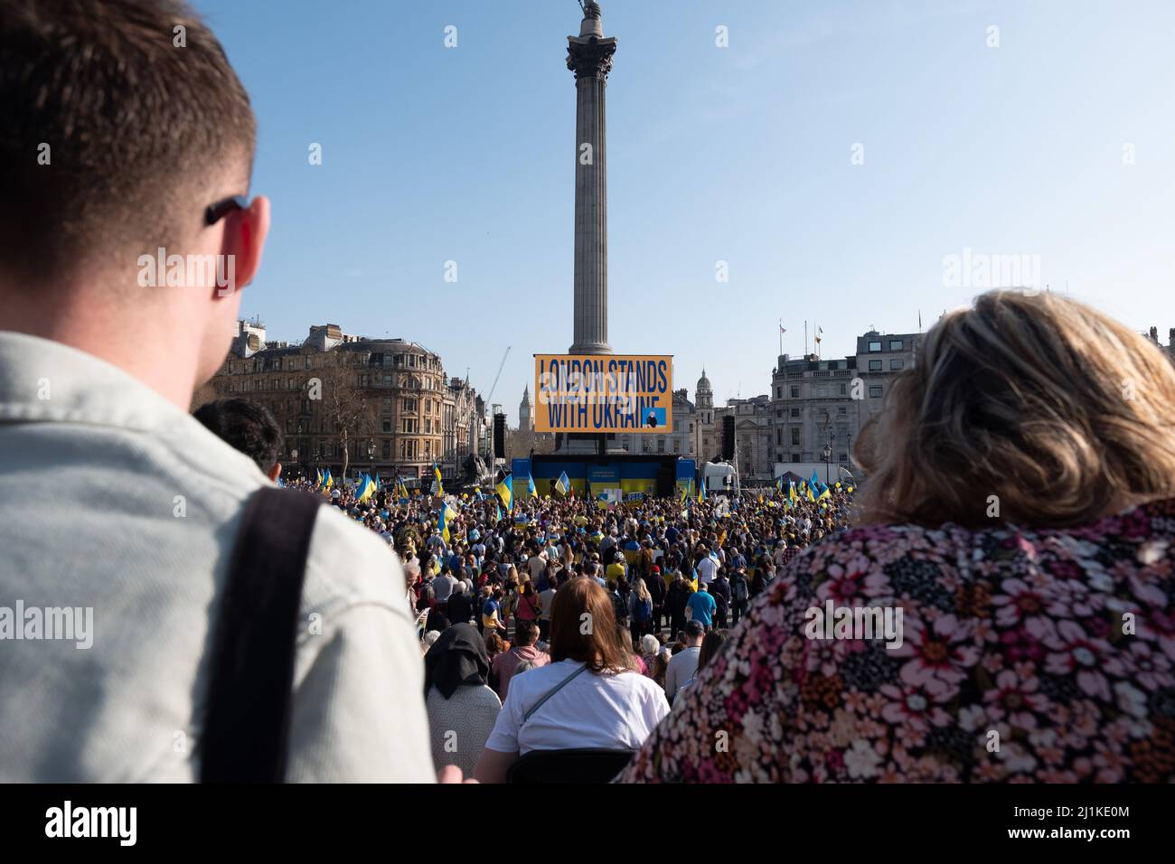 London, Großbritannien. 26h März 2022. Ukrainer und Anhänger marschieren von der Park Lane zum Trafalgar Square, während russische Truppen Regionen der Ukraine angreifen und besetzen. Demonstranten fordern ein Ende des Krieges und Boris Johnson verhängt Sanktionen gegen Russland, einige vergleichen Putin mit Hitler. Quelle: Joao Daniel Pereira Stockfoto