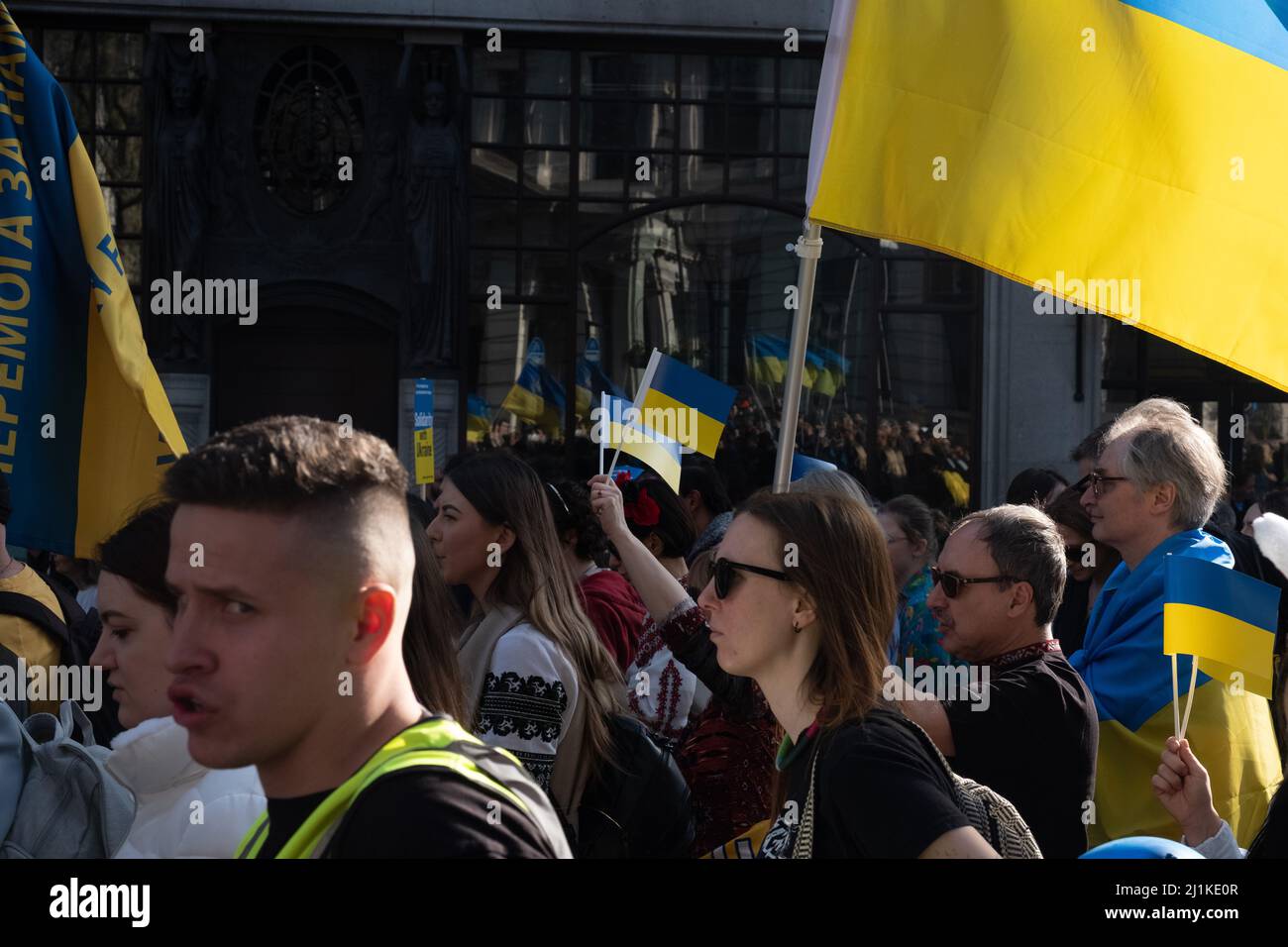 London, Großbritannien. 26h März 2022. Ukrainer und Anhänger marschieren von der Park Lane zum Trafalgar Square, während russische Truppen Regionen der Ukraine angreifen und besetzen. Demonstranten fordern ein Ende des Krieges und Boris Johnson verhängt Sanktionen gegen Russland, einige vergleichen Putin mit Hitler. Quelle: Joao Daniel Pereira Stockfoto