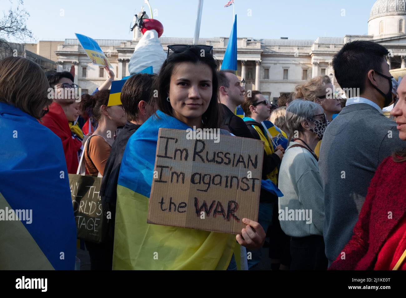 London, Großbritannien. 26h März 2022. Ukrainer und Anhänger marschieren von der Park Lane zum Trafalgar Square, während russische Truppen Regionen der Ukraine angreifen und besetzen. Demonstranten fordern ein Ende des Krieges und Boris Johnson verhängt Sanktionen gegen Russland, einige vergleichen Putin mit Hitler. Quelle: Joao Daniel Pereira Stockfoto