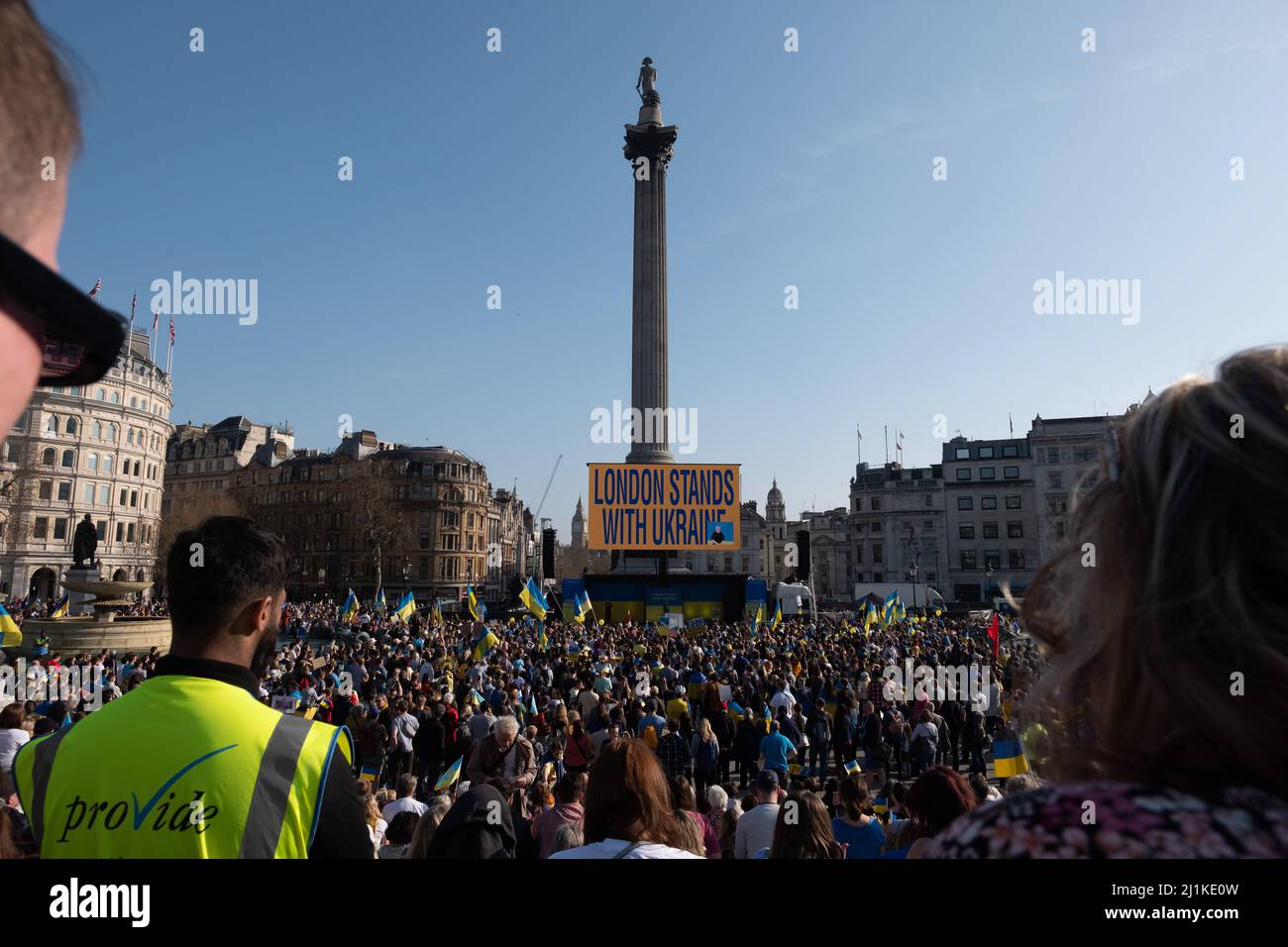 London, Großbritannien. 26h März 2022. Ukrainer und Anhänger marschieren von der Park Lane zum Trafalgar Square, während russische Truppen Regionen der Ukraine angreifen und besetzen. Demonstranten fordern ein Ende des Krieges und Boris Johnson verhängt Sanktionen gegen Russland, einige vergleichen Putin mit Hitler. Quelle: Joao Daniel Pereira Stockfoto