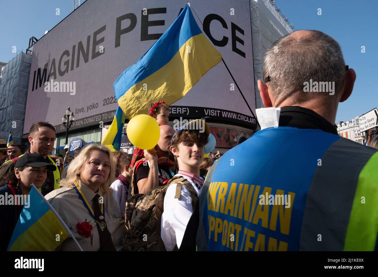 London, Großbritannien. 26h März 2022. Ukrainer und Anhänger marschieren von der Park Lane zum Trafalgar Square, während russische Truppen Regionen der Ukraine angreifen und besetzen. Demonstranten fordern ein Ende des Krieges und Boris Johnson verhängt Sanktionen gegen Russland, einige vergleichen Putin mit Hitler. Quelle: Joao Daniel Pereira Stockfoto