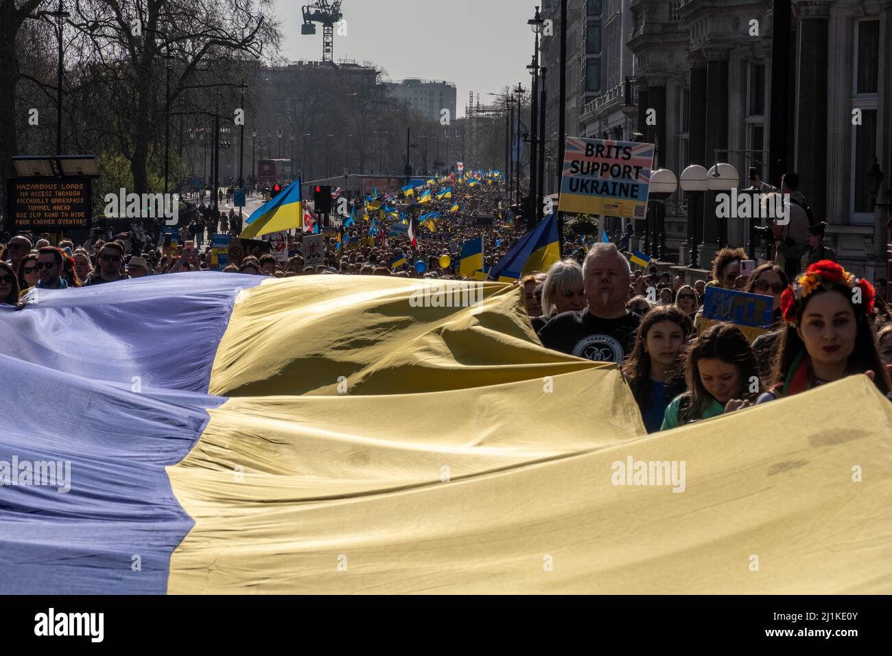 London, Großbritannien. 26h März 2022. Ukrainer und Anhänger marschieren von der Park Lane zum Trafalgar Square, während russische Truppen Regionen der Ukraine angreifen und besetzen. Demonstranten fordern ein Ende des Krieges und Boris Johnson verhängt Sanktionen gegen Russland, einige vergleichen Putin mit Hitler. Quelle: Joao Daniel Pereira Stockfoto