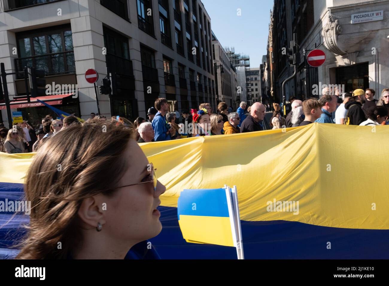 London, Großbritannien. 26h März 2022. Ukrainer und Anhänger marschieren von der Park Lane zum Trafalgar Square, während russische Truppen Regionen der Ukraine angreifen und besetzen. Demonstranten fordern ein Ende des Krieges und Boris Johnson verhängt Sanktionen gegen Russland, einige vergleichen Putin mit Hitler. Quelle: Joao Daniel Pereira Stockfoto