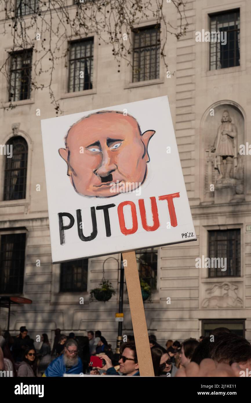London, Großbritannien. 26h März 2022. Ukrainer und Anhänger marschieren von der Park Lane zum Trafalgar Square, während russische Truppen Regionen der Ukraine angreifen und besetzen. Demonstranten fordern ein Ende des Krieges und Boris Johnson verhängt Sanktionen gegen Russland, einige vergleichen Putin mit Hitler. Quelle: Joao Daniel Pereira Stockfoto