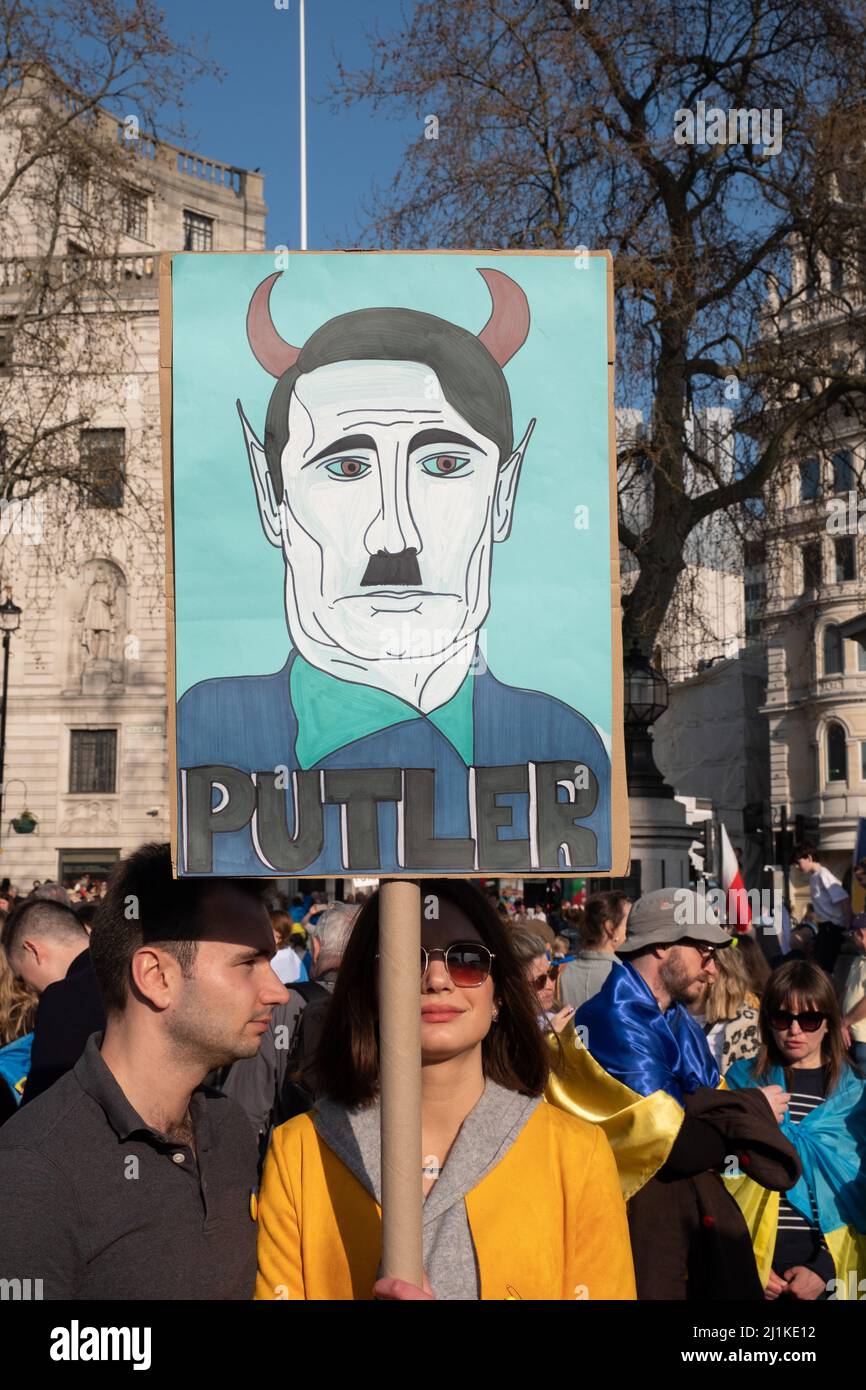 London, Großbritannien. 26h März 2022. Ukrainer und Anhänger marschieren von der Park Lane zum Trafalgar Square, während russische Truppen Regionen der Ukraine angreifen und besetzen. Demonstranten fordern ein Ende des Krieges und Boris Johnson verhängt Sanktionen gegen Russland, einige vergleichen Putin mit Hitler. Quelle: Joao Daniel Pereira Stockfoto