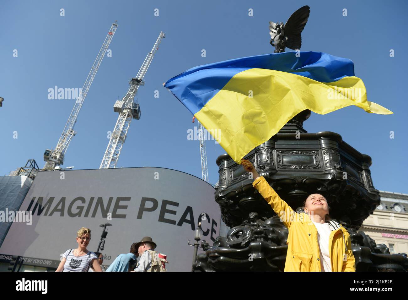 London, Großbritannien. 26. März 2022. Katrina Boicl im Piccadilly Circus. Tausende füllen die Straßen Londons, um dem Ruf des ukrainischen Präsidenten Wolodymyr Zelenskyy zu antworten, auf eure Plätze, eure Straßen zu kommen. Macht euch sichtbar und gehört. Sagen Sie, dass Menschen wichtig sind. Freiheit zählt. Frieden ist wichtig. Die Ukraine ist wichtig. Der Protest kommt 30 Tage nach der russischen Invasion der Ukraine am Donnerstag, den 24.. März 2022. Quelle: MARTIN DALTON/Alamy Live News Stockfoto