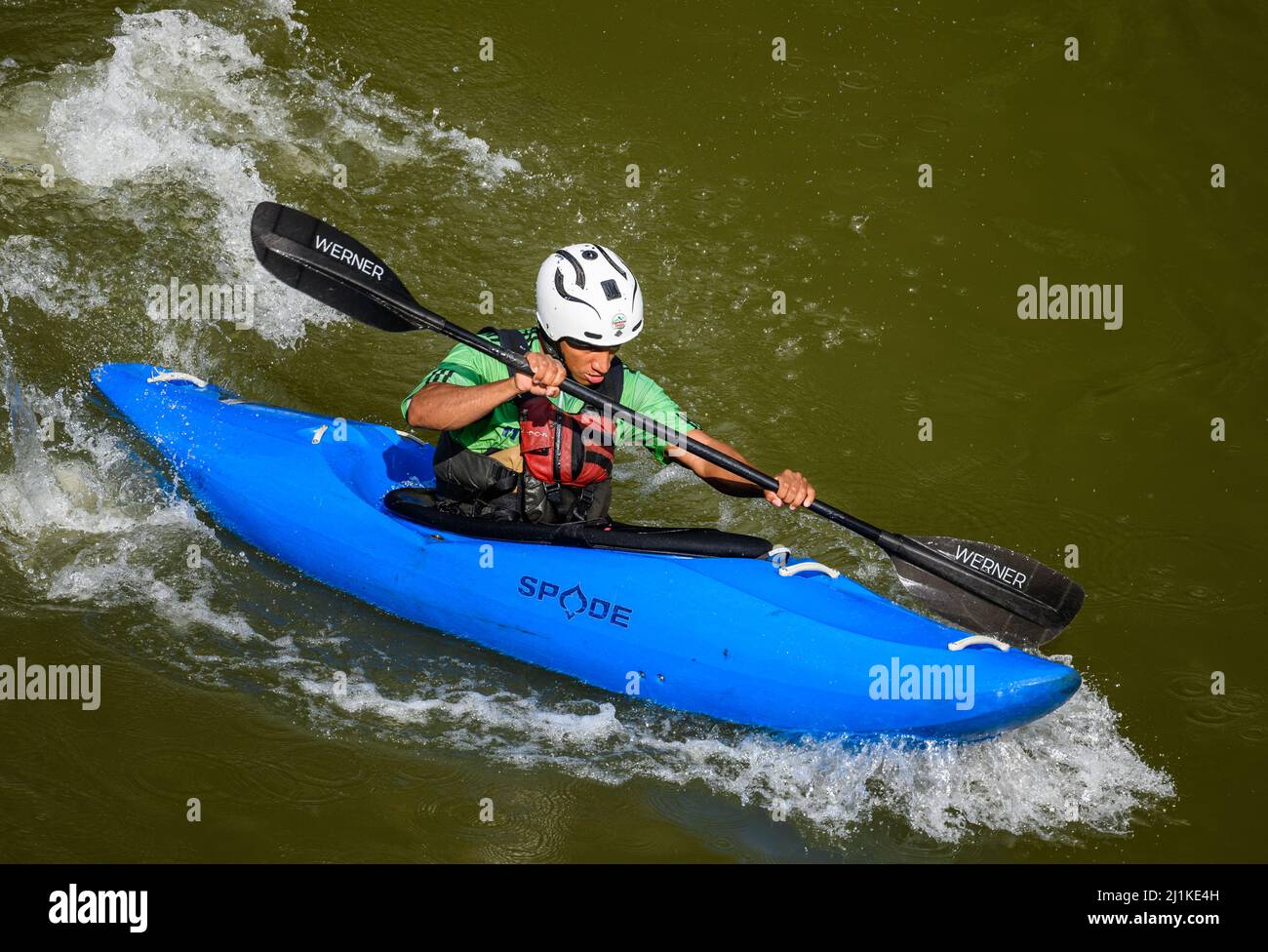 Ein junger Mann, der im Fluss mit dem Kajak unterwegs ist. Kolumbien, Südamerika. Stockfoto