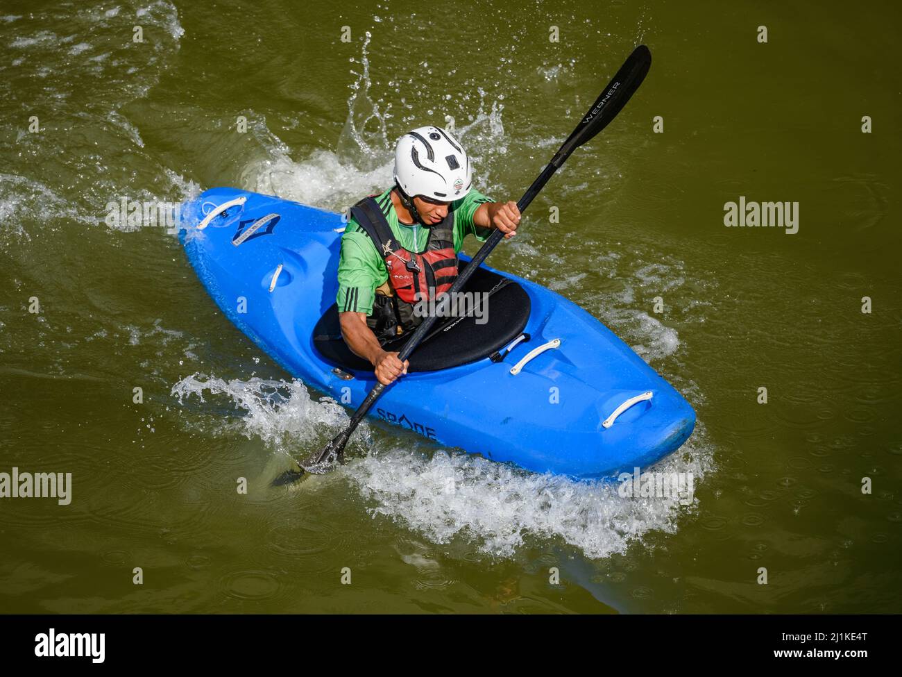 Ein junger Mann, der im Fluss mit dem Kajak unterwegs ist. Kolumbien, Südamerika. Stockfoto