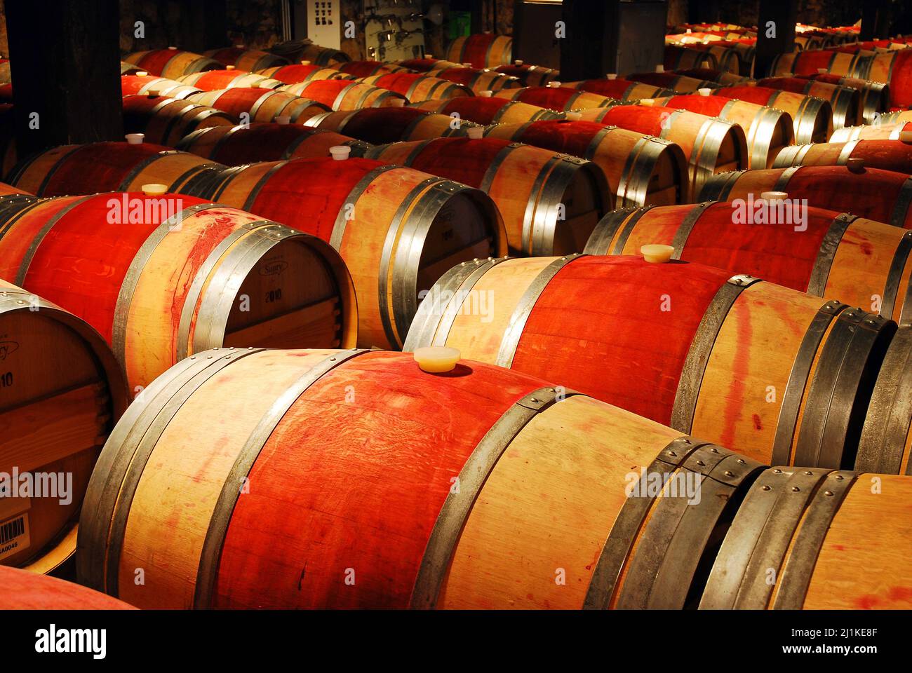 Der Wein reift in Holzfässern in einem Keller im Napa Valley Stockfoto Der Wein reift in Holzfässern in einem Keller im Napa Valley Stockfoto