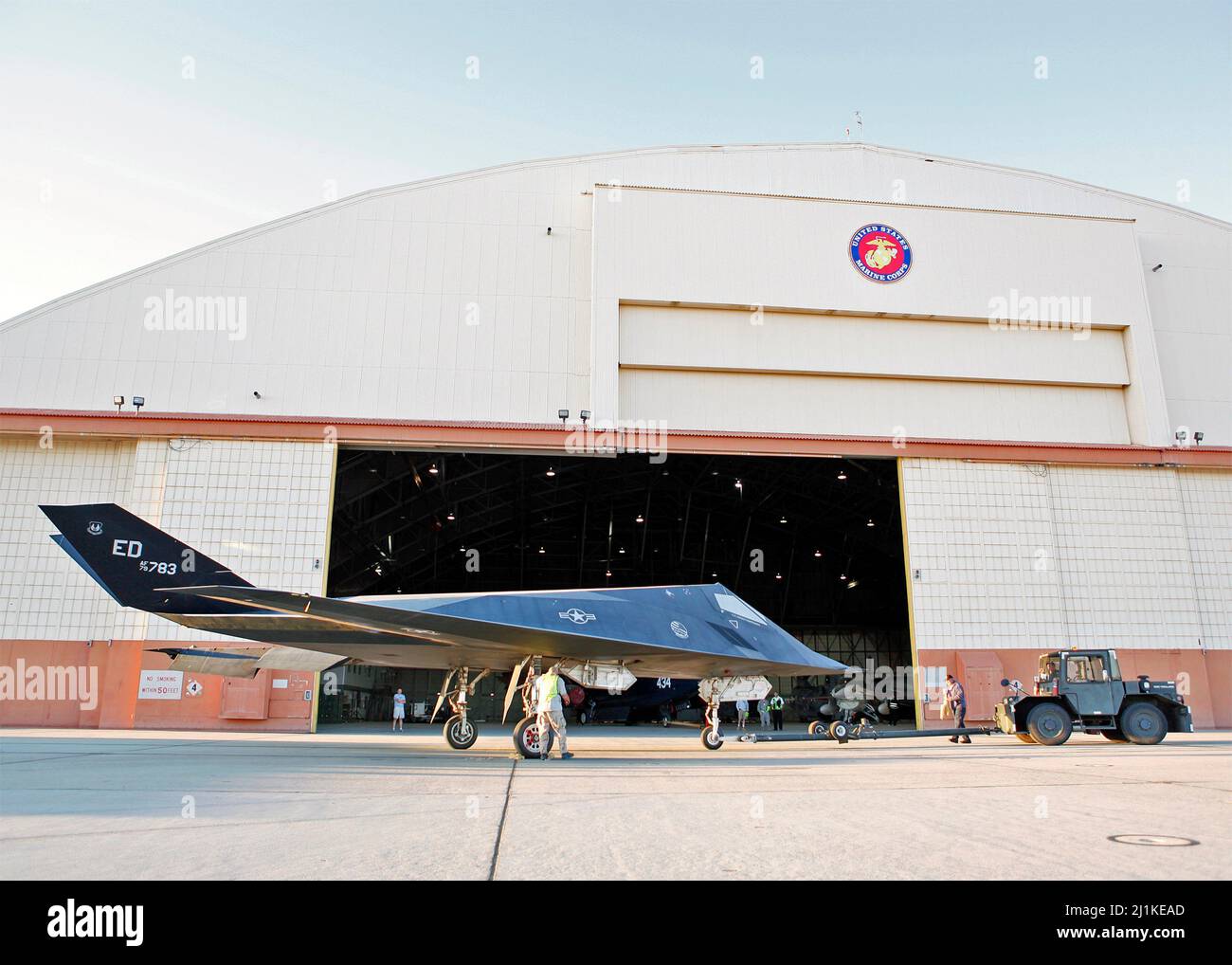 Edwards AFB, USA. 08. Juni 2012. Ein F-117 Nighthawk Stealth-Kampfflugzeug der US Air Force, das Rufzeichen Scorpion 4, wird zur Renovierung in einen Wartungshangar 1210 geschleppt, bevor es am 8. Juni 2012 im Air Force Flight Test Center Museum auf der Edwards Air Force Base, Kalifornien, ausgestellt wird. Quelle: Jet Fabara/US Air Force/Alamy Live News Stockfoto