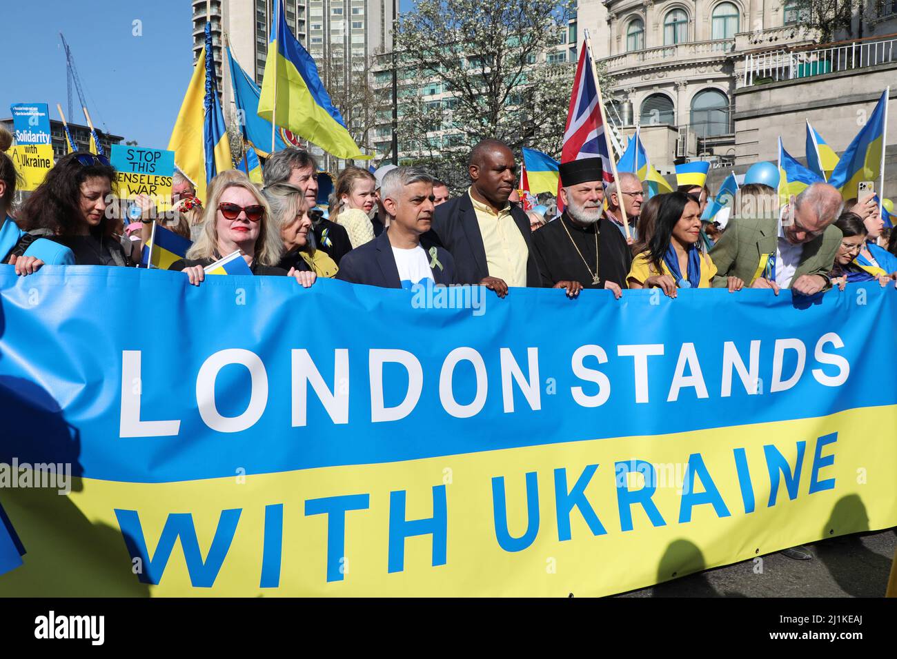London, Großbritannien. 26. März 2022. Der Londoner Bürgermeister Sadiq Khan führt die Londoner Standplätze mit der Ukraine an marsch in London zur Unterstützung der Ukraine gegen die russische Invasion und den Krieg Kredit: Paul Brown/Alamy Live News Stockfoto