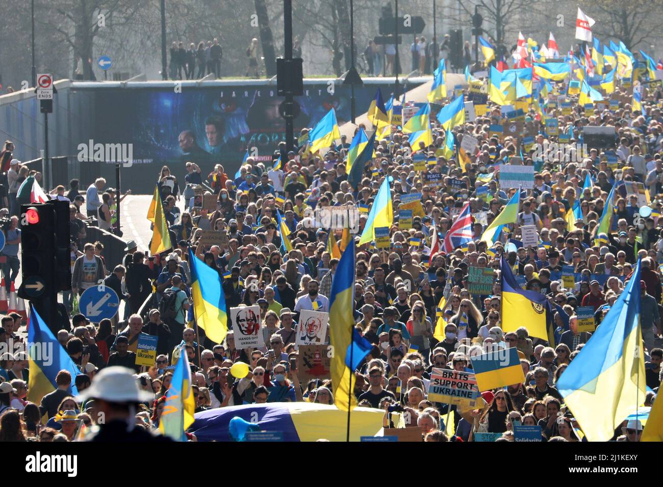 London, Großbritannien. 26. März 2022. Teilnehmer an den Londoner Ständen mit Ukraine March, London zur Unterstützung der Ukraine gegen die russische Invasion und den Krieg Credit: Paul Brown/Alamy Live News Stockfoto