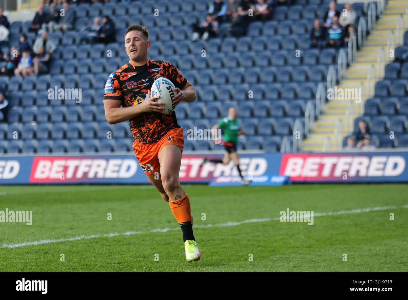 Leeds, Großbritannien. 26. März 2022. Headingley Stadium, Leeds, West Yorkshire, 26. März 2022. Betfred Challenge Cup Leeds Rhinos gegen Castleford Tigers. Greg Eden von Castleford Tigers rast rüber, um den Versuch zu erzielen Kredit: Touchlinepics/Alamy Live News Stockfoto