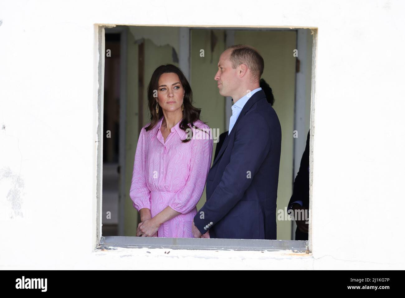 Der Herzog und die Herzogin von Cambridge bei einem Besuch der Evangelischen Kirche von Daystar Abaco auf den Bahamas, um mehr über die Auswirkungen des Ordens Dorian im Jahr 2019 zu erfahren und zu sehen, wie die Gemeinden noch immer neu aufgebaut werden, Am achten Tag ihrer Reise durch die Karibik im Namen der Queen anlässlich ihres Platin-Jubiläums. Abaco, eine Kette von Inseln und Sperrkais auf den nördlichen Bahamas, wurde 2019 während des Orkans Dorian von bis zu 185mph Winden getroffen, wodurch 75 % der Häuser entlang der Inselkette beschädigt wurden und zu tragischen Verlusten von Menschenleben geführt haben. Bilddatum: Samstag, 26. März 2022. Stockfoto