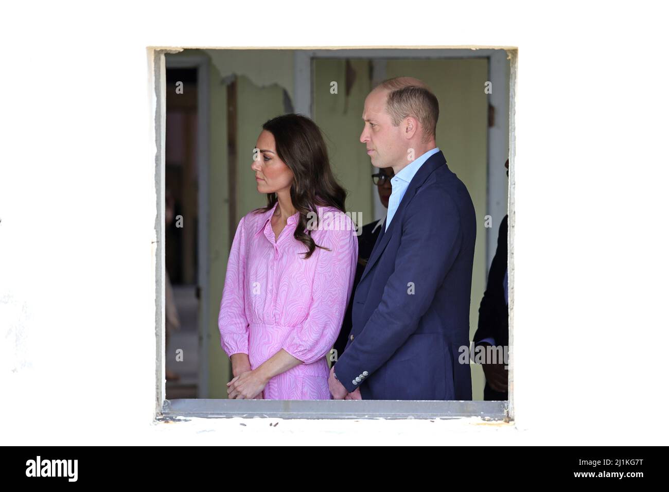 Der Herzog und die Herzogin von Cambridge bei einem Besuch der Evangelischen Kirche von Daystar Abaco auf den Bahamas, um mehr über die Auswirkungen des Ordens Dorian im Jahr 2019 zu erfahren und zu sehen, wie die Gemeinden noch immer neu aufgebaut werden, Am achten Tag ihrer Reise durch die Karibik im Namen der Queen anlässlich ihres Platin-Jubiläums. Abaco, eine Kette von Inseln und Sperrkais auf den nördlichen Bahamas, wurde 2019 während des Orkans Dorian von bis zu 185mph Winden getroffen, wodurch 75 % der Häuser entlang der Inselkette beschädigt wurden und zu tragischen Verlusten von Menschenleben geführt haben. Bilddatum: Samstag, 26. März 2022. Stockfoto