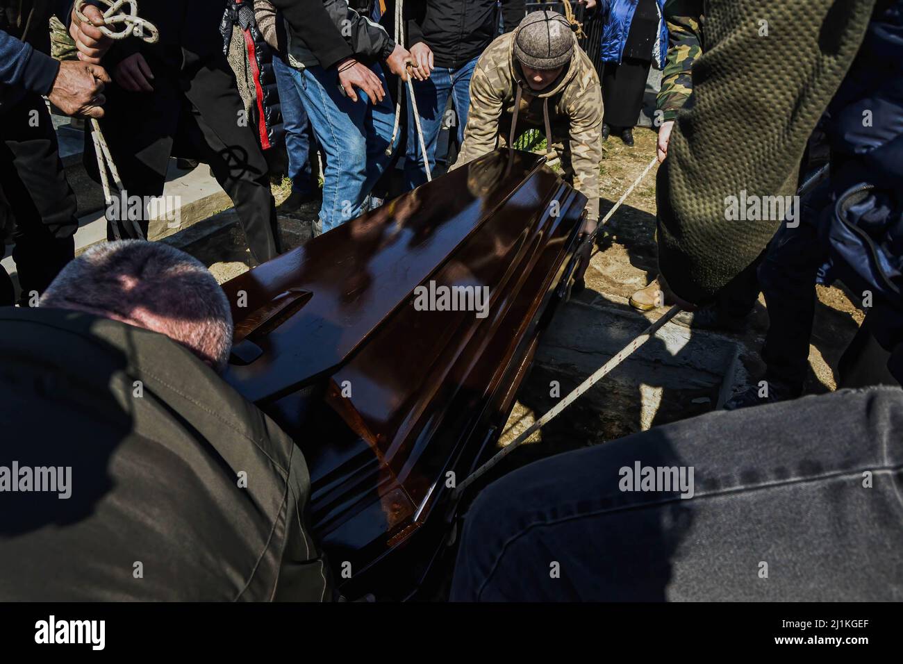 Tiflis, Georgien. 26. März 2022. Soldaten sahen während der Beerdigung den Sarg senken. Eine Abschiedszeremonie für David Beriaschwili, ein Soldat, der zur Verteidigung der Ukraine gegen den russischen Angriff getötet wurde, wurde in der Zentralkirche von Tiflis, Georgien, abgehalten, wo sich viele versammelten, um die Familie des Soldaten zu unterstützen. Kredit: SOPA Images Limited/Alamy Live Nachrichten Stockfoto