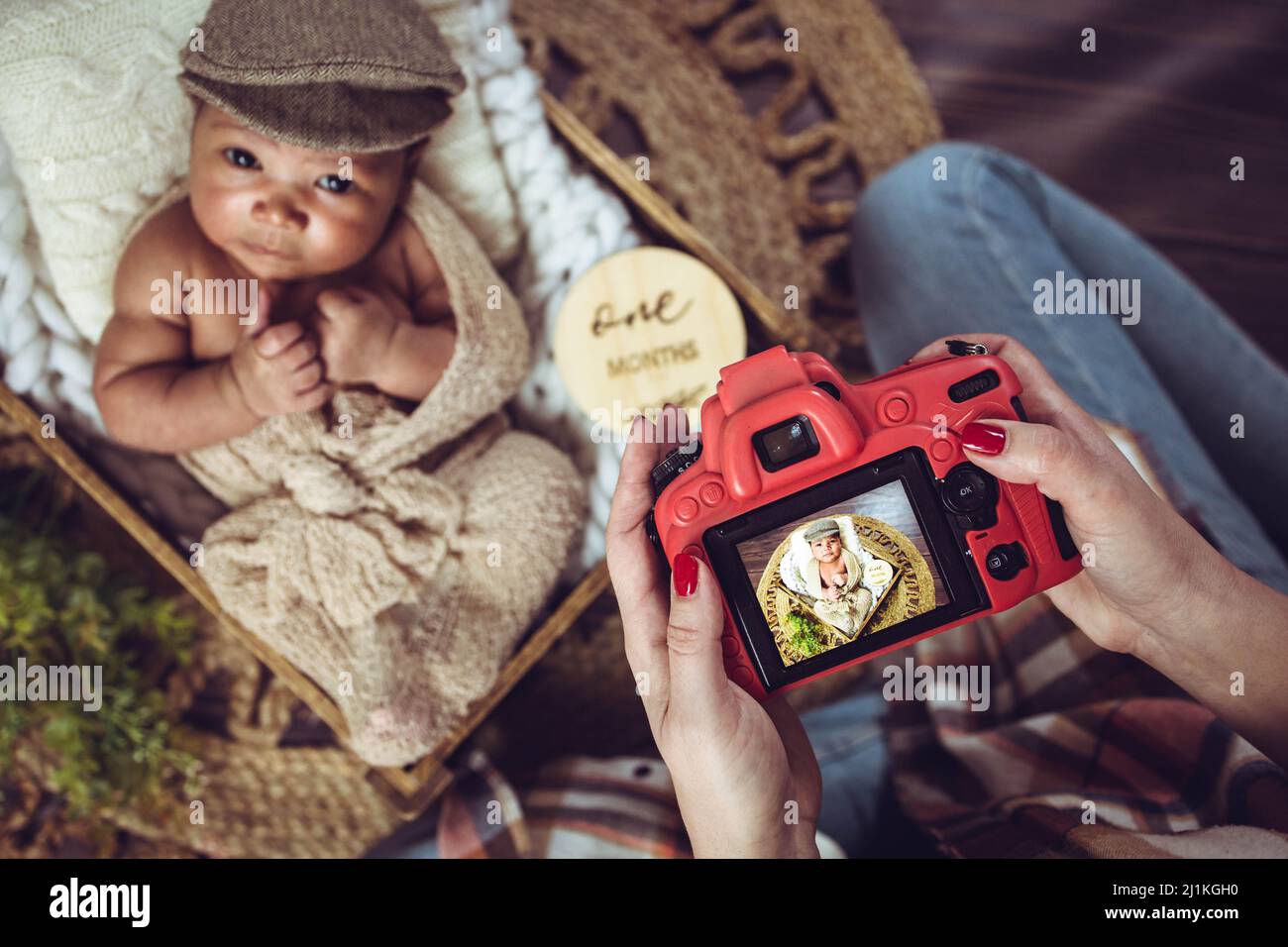 Fotografin, die während eines Fotoshootings ein Kleinkind fotografiert Stockfoto