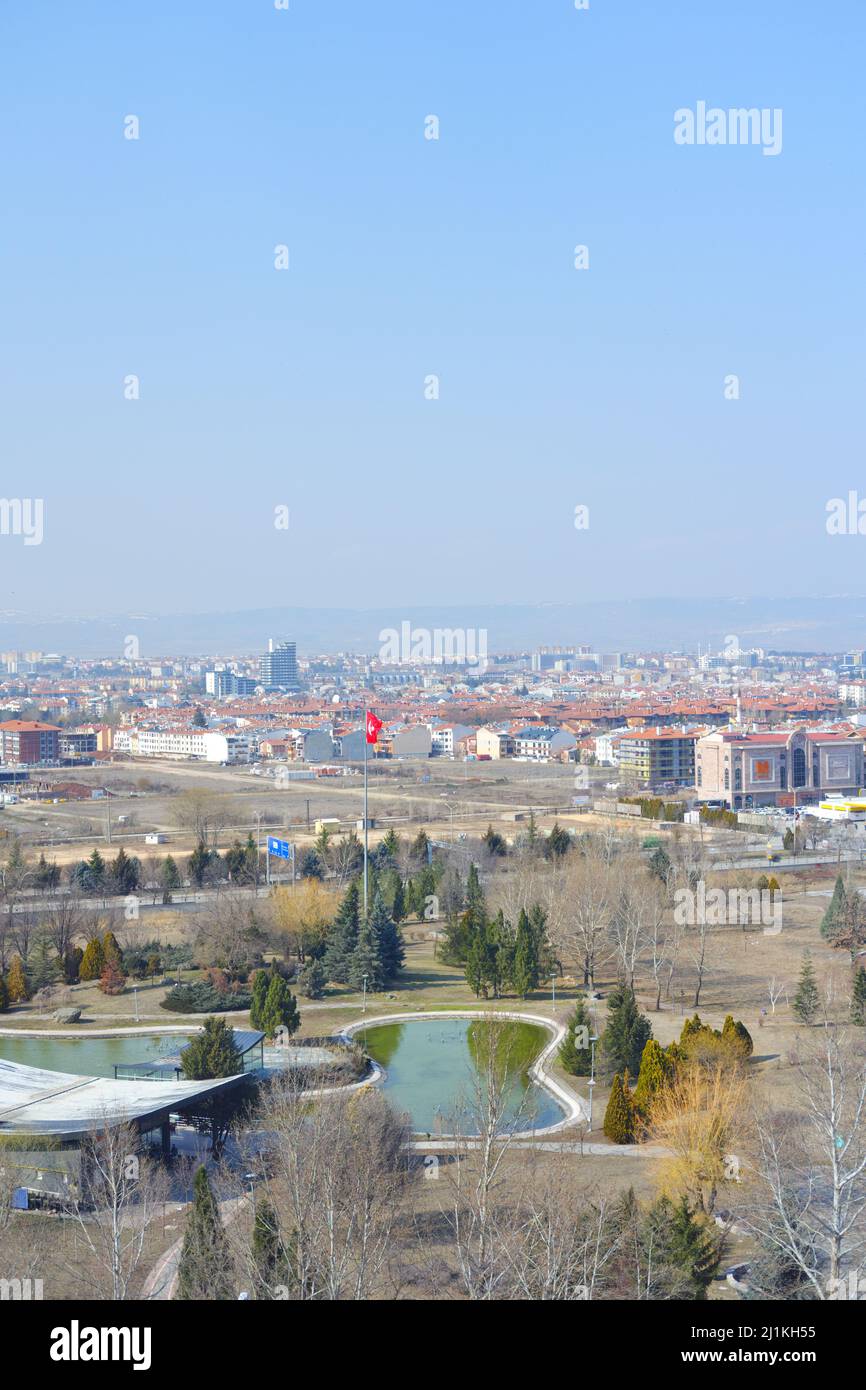 Blick auf die Stadt mit künstlichem Pool und türkischer Flagge Stockfoto