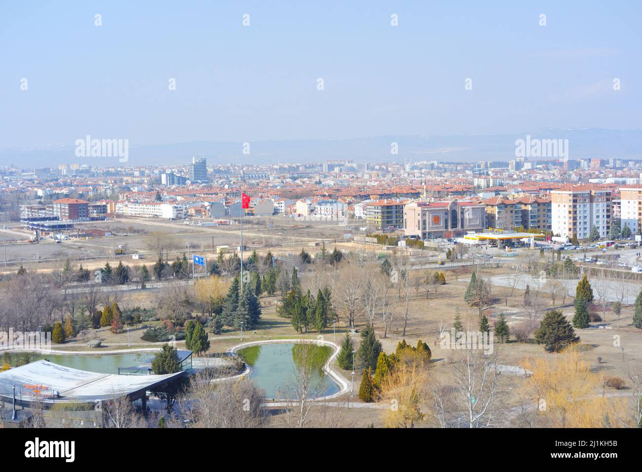 Blick auf die Stadt mit künstlichem Pool und türkischer Flagge Stockfoto