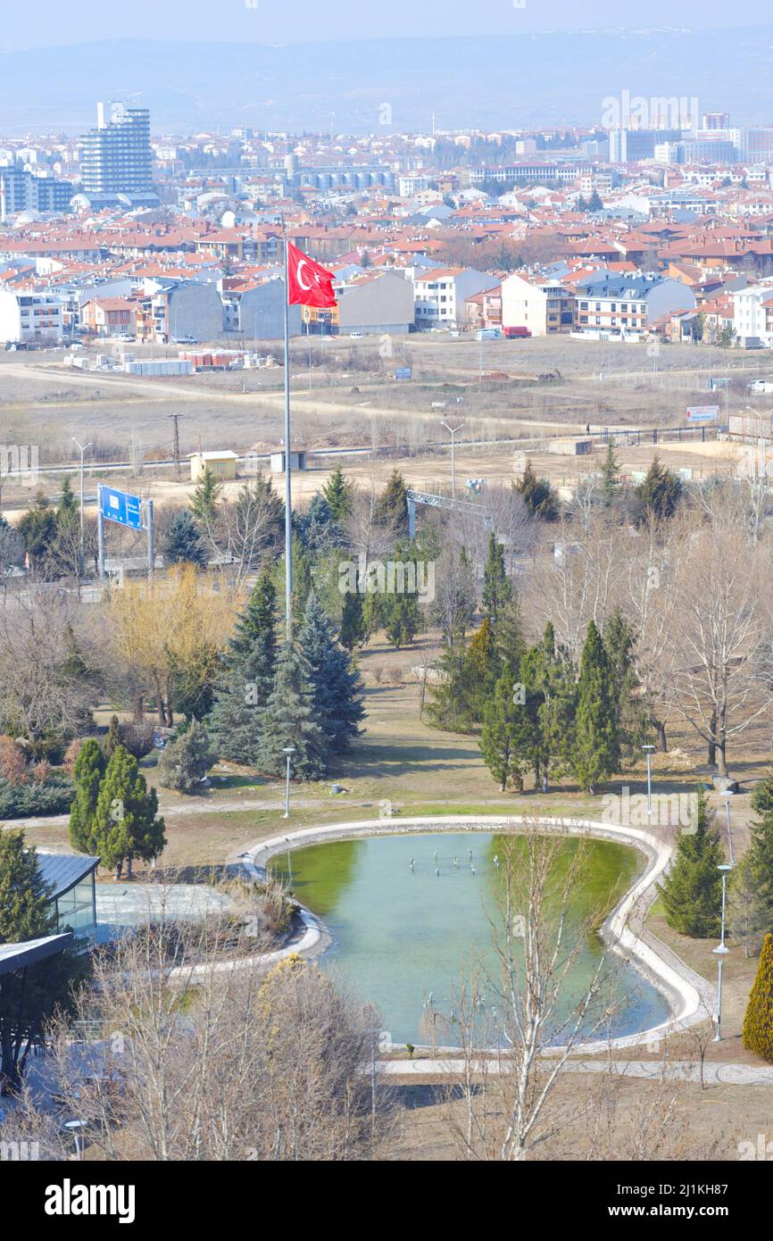 Blick auf die Stadt mit künstlichem Pool und türkischer Flagge Stockfoto