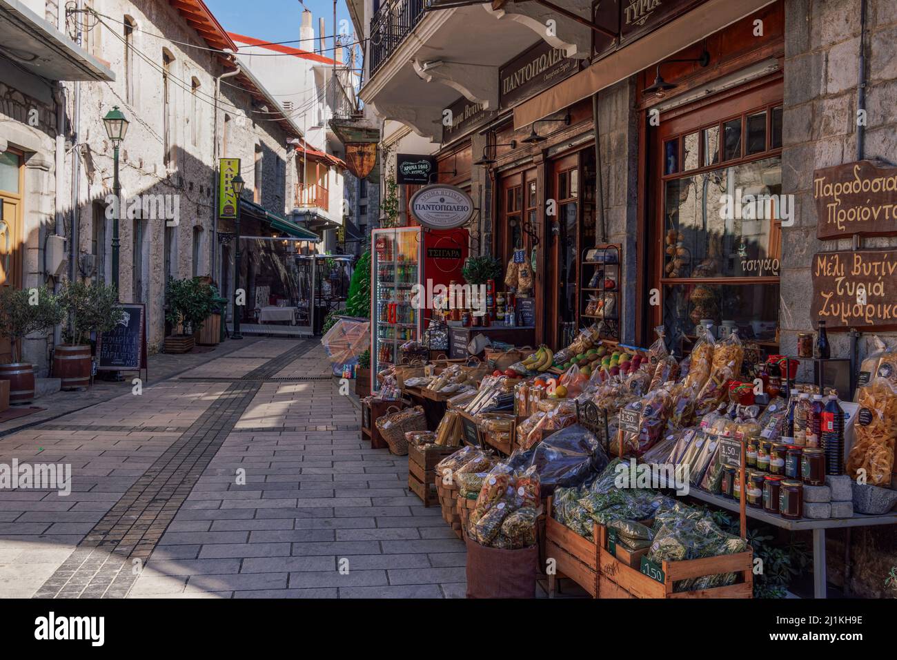 Vytina, Griechenland Tagesansicht des lokalen Lebensmittelgeschäft in einer Fußgängerzone in Arcadia Peloponnes. Stockfoto